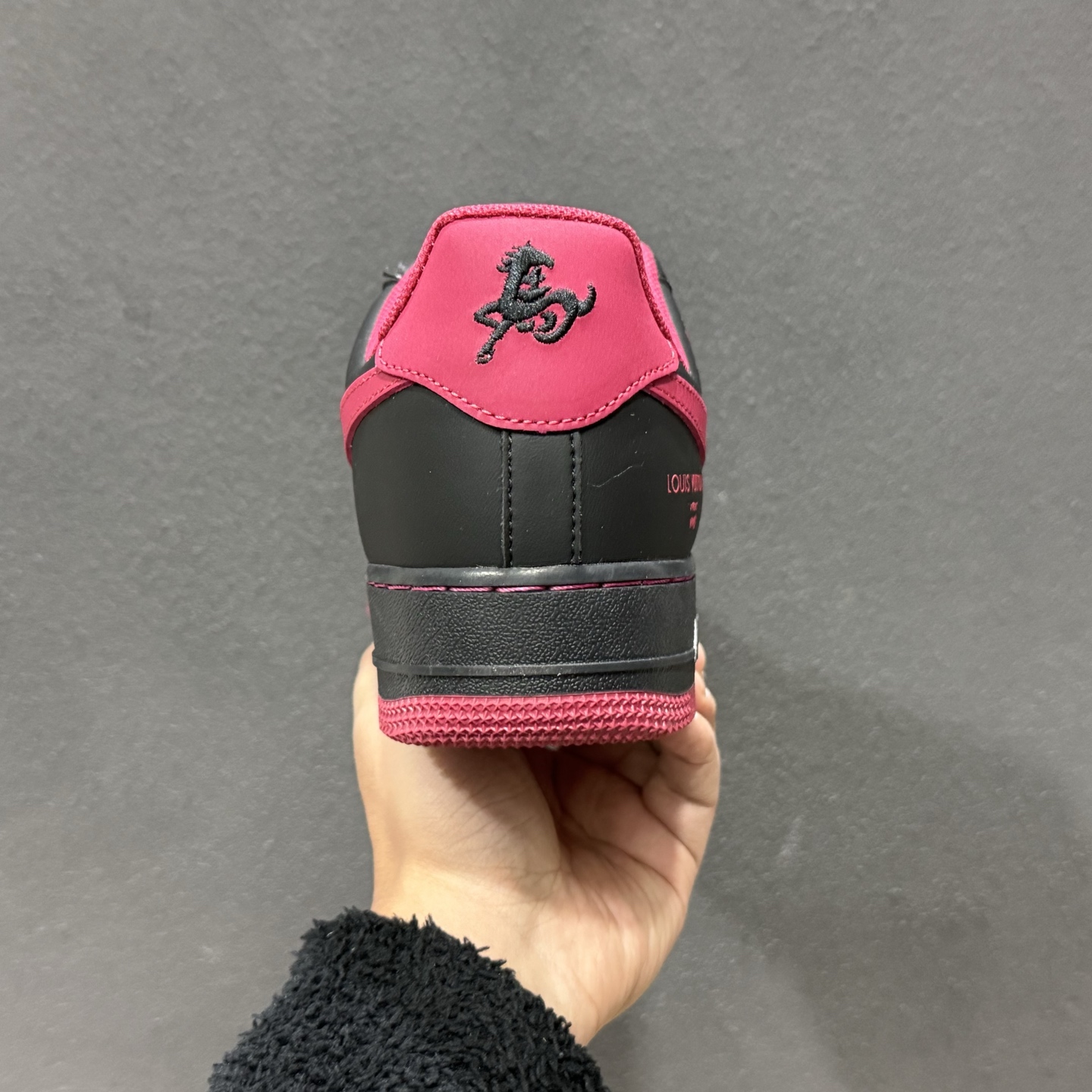 260 NIke Air Force 1 '07 Low “马年限定--墨黑玫红” 空军一号低帮 运动鞋 休闲鞋 FV3694-102-Chinese UA Cheap High Quatity Brand Clothes Bags handbags Sneakers wholesale wholesaler seller from China Factory suppliers Fashion Clothing Shoes best Quality Beautiful Price 260 NIke Air Force 1 '07 Low “马年限定--墨黑玫红” 空军一号低帮 运动鞋 休闲鞋 FV3694-102
