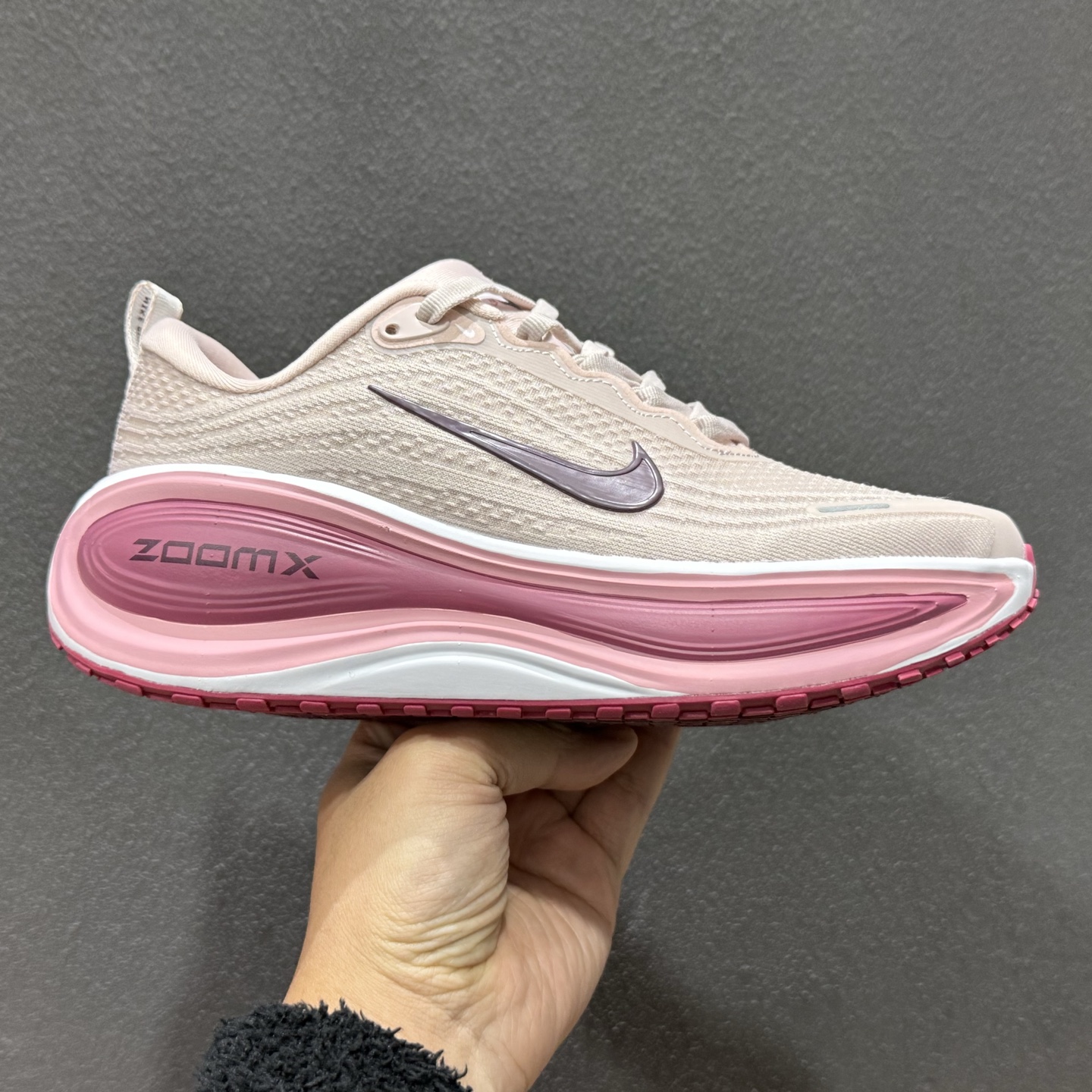 200 纯原版 NK Vomero Plus 网面透气跑步鞋 HV8154-604-Chinese UA Cheap High Quatity Brand Clothes Bags handbags Sneakers wholesale wholesaler seller from China Factory suppliers Fashion Clothing Shoes best Quality Beautiful Price 200 纯原版 NK Vomero Plus 网面透气跑步鞋 HV8154-604