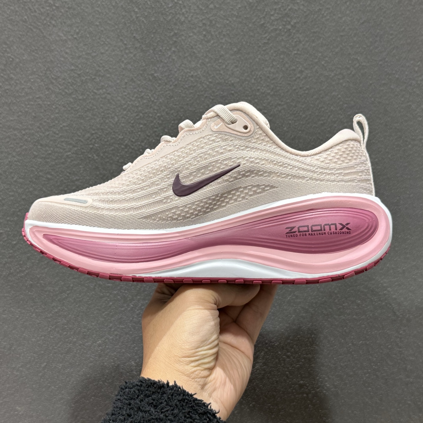 200 纯原版 NK Vomero Plus 网面透气跑步鞋 HV8154-604-Chinese UA Cheap High Quatity Brand Clothes Bags handbags Sneakers wholesale wholesaler seller from China Factory suppliers Fashion Clothing Shoes best Quality Beautiful Price 200 纯原版 NK Vomero Plus 网面透气跑步鞋 HV8154-604