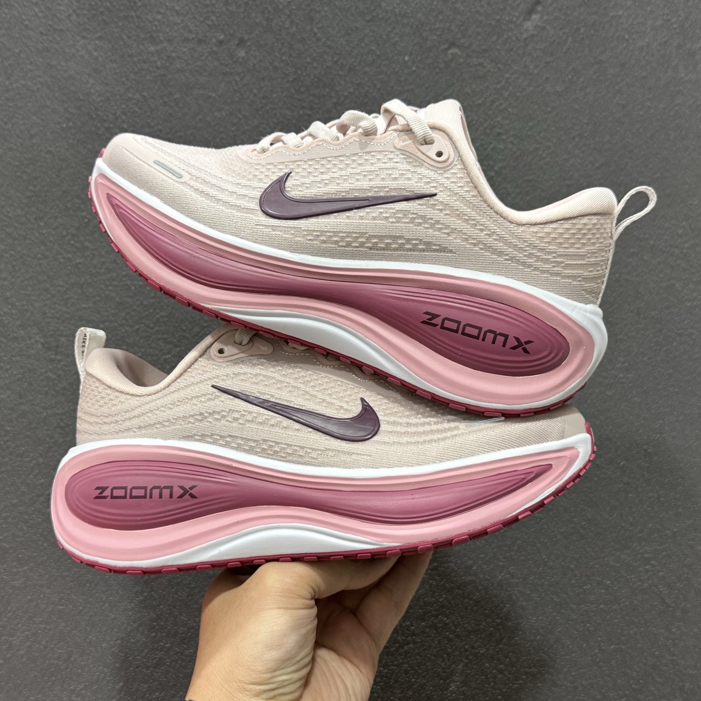 200 纯原版 NK Vomero Plus 网面透气跑步鞋 HV8154-604-Chinese UA Cheap High Quatity Brand Clothes Bags handbags Sneakers wholesale wholesaler seller from China Factory suppliers Fashion Clothing Shoes best Quality Beautiful Price 200 纯原版 NK Vomero Plus 网面透气跑步鞋 HV8154-604