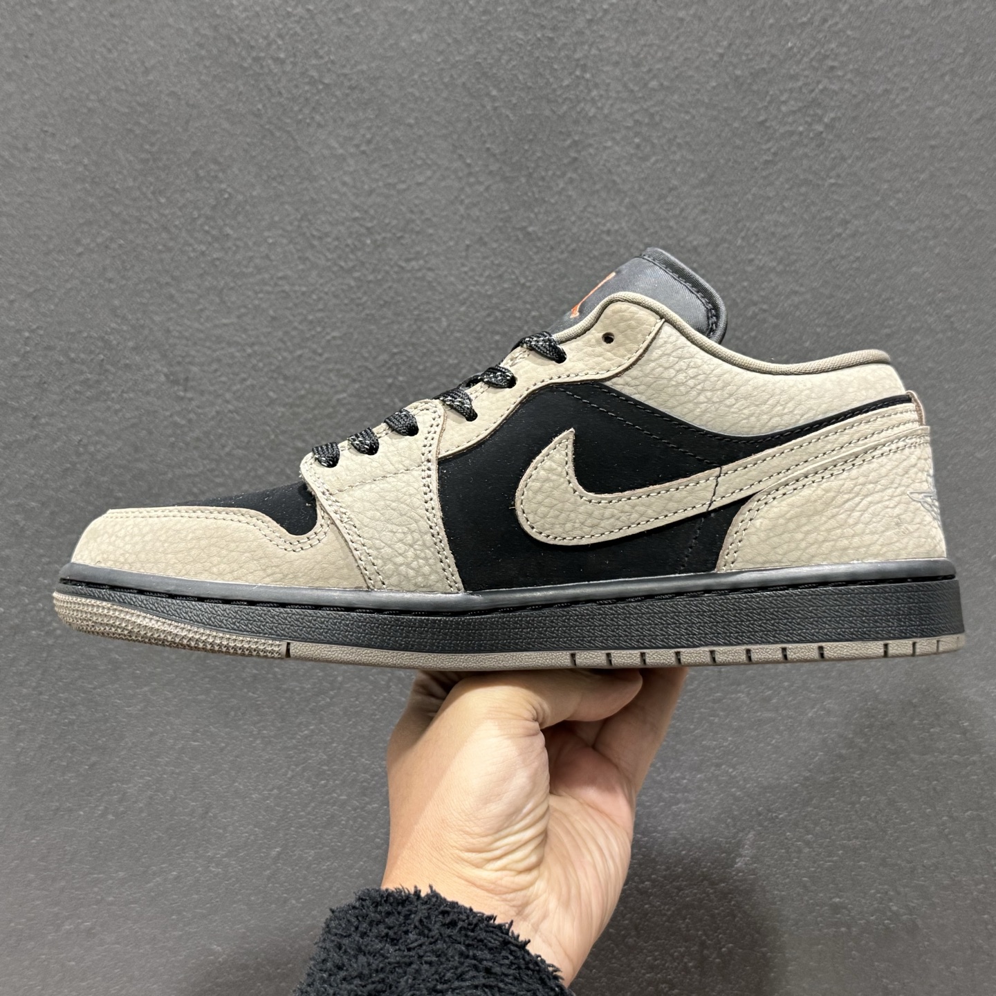 240 Air Jordan 1 Low AJ1 乔1奶茶摩卡 低邦文化休闲板鞋 IB7109-005-Chinese UA Cheap High Quatity Brand Clothes Bags handbags Sneakers wholesale wholesaler seller from China Factory suppliers Fashion Clothing Shoes best Quality Beautiful Price 240 Air Jordan 1 Low AJ1 乔1奶茶摩卡 低邦文化休闲板鞋 IB7109-005