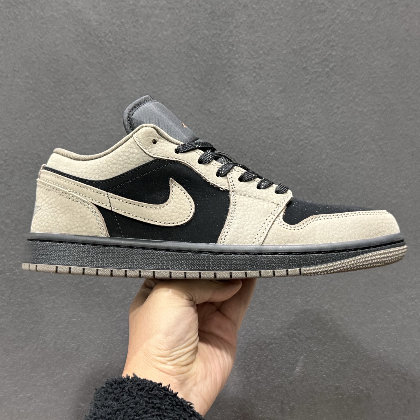 240 Air Jordan 1 Low AJ1 乔1奶茶摩卡 低邦文化休闲板鞋 IB7109-005-Chinese UA Cheap High Quatity Brand Clothes Bags handbags Sneakers wholesale wholesaler seller from China Factory suppliers Fashion Clothing Shoes best Quality Beautiful Price 240 Air Jordan 1 Low AJ1 乔1奶茶摩卡 低邦文化休闲板鞋 IB7109-005