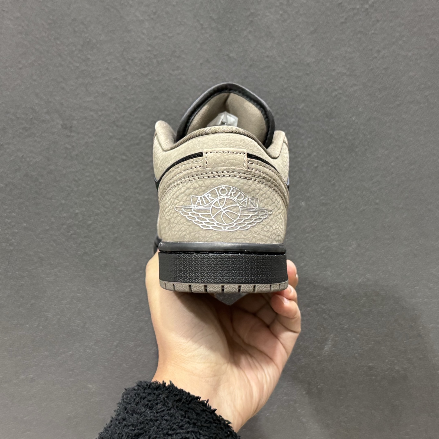 240 Air Jordan 1 Low AJ1 乔1奶茶摩卡 低邦文化休闲板鞋 IB7109-005-Chinese UA Cheap High Quatity Brand Clothes Bags handbags Sneakers wholesale wholesaler seller from China Factory suppliers Fashion Clothing Shoes best Quality Beautiful Price 240 Air Jordan 1 Low AJ1 乔1奶茶摩卡 低邦文化休闲板鞋 IB7109-005