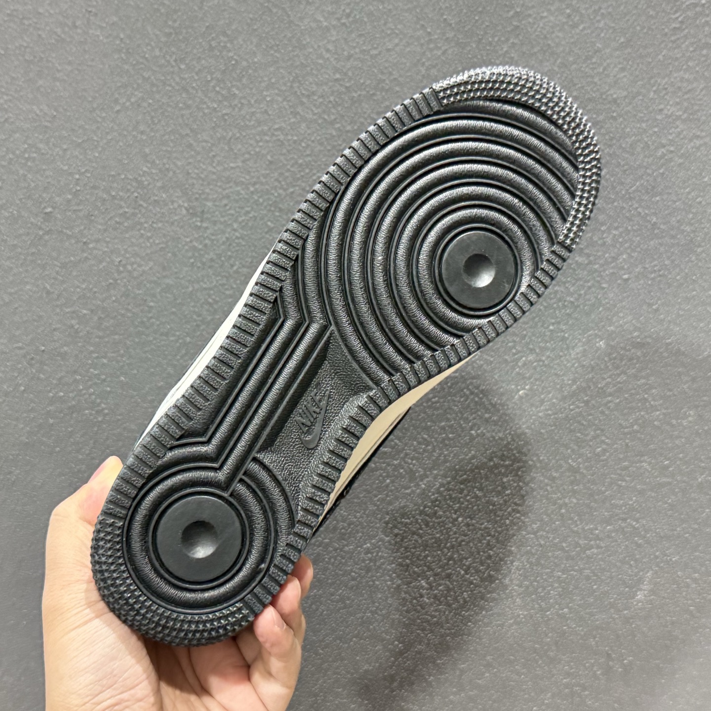 260 街头格调拉满,AF1 低帮涂鸦款炸街首选 当经典的 Nike Air Force 1 Low 遇上涂鸦艺术黑白灰-Chinese UA Cheap High Quatity Brand Clothes Bags handbags Sneakers wholesale wholesaler seller from China Factory suppliers Fashion Clothing Shoes best Quality Beautiful Price 260 街头格调拉满,AF1 低帮涂鸦款炸街首选 当经典的 Nike Air Force 1 Low 遇上涂鸦艺术黑白灰