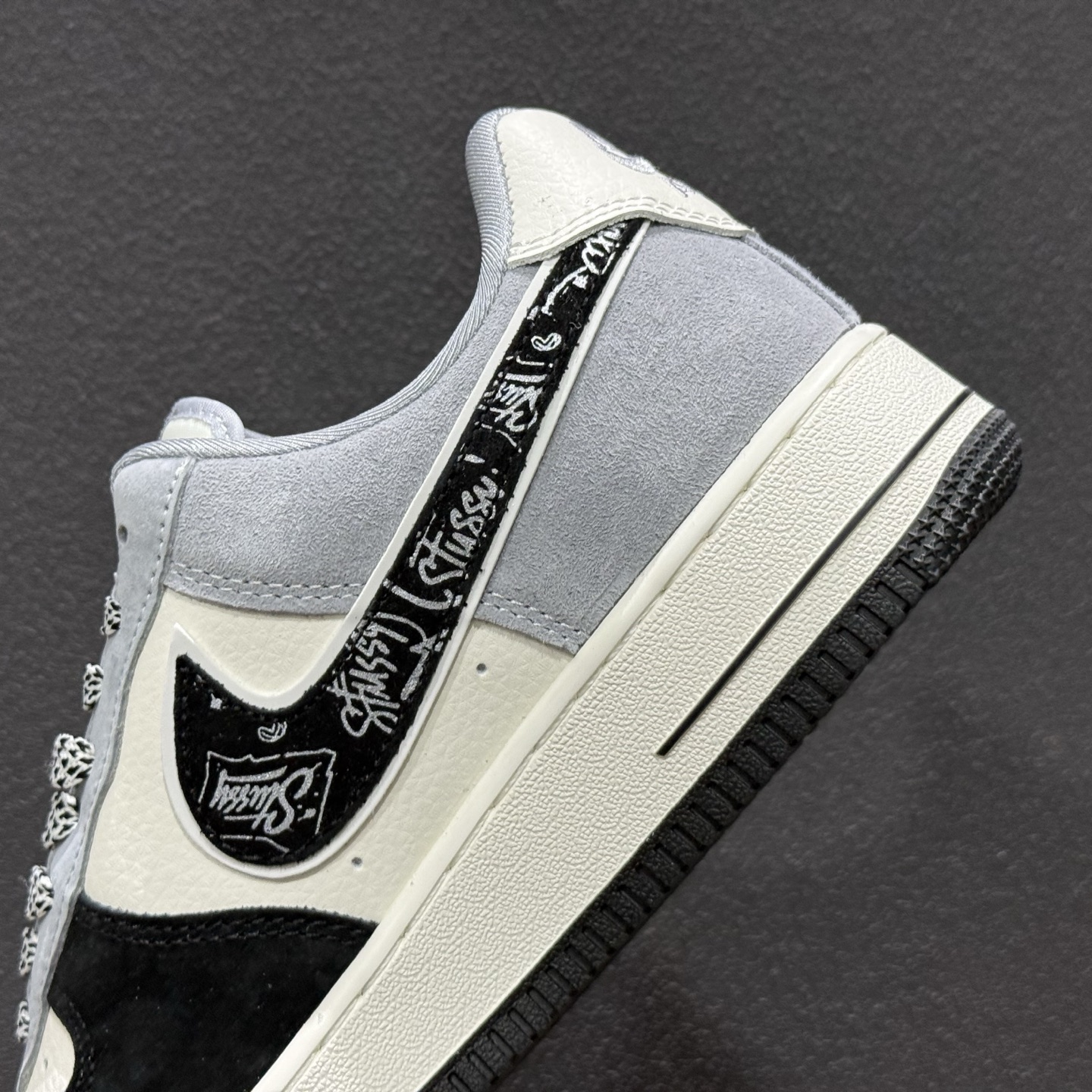 260 街头格调拉满,AF1 低帮涂鸦款炸街首选 当经典的 Nike Air Force 1 Low 遇上涂鸦艺术黑白灰-Chinese UA Cheap High Quatity Brand Clothes Bags handbags Sneakers wholesale wholesaler seller from China Factory suppliers Fashion Clothing Shoes best Quality Beautiful Price 260 街头格调拉满,AF1 低帮涂鸦款炸街首选 当经典的 Nike Air Force 1 Low 遇上涂鸦艺术黑白灰