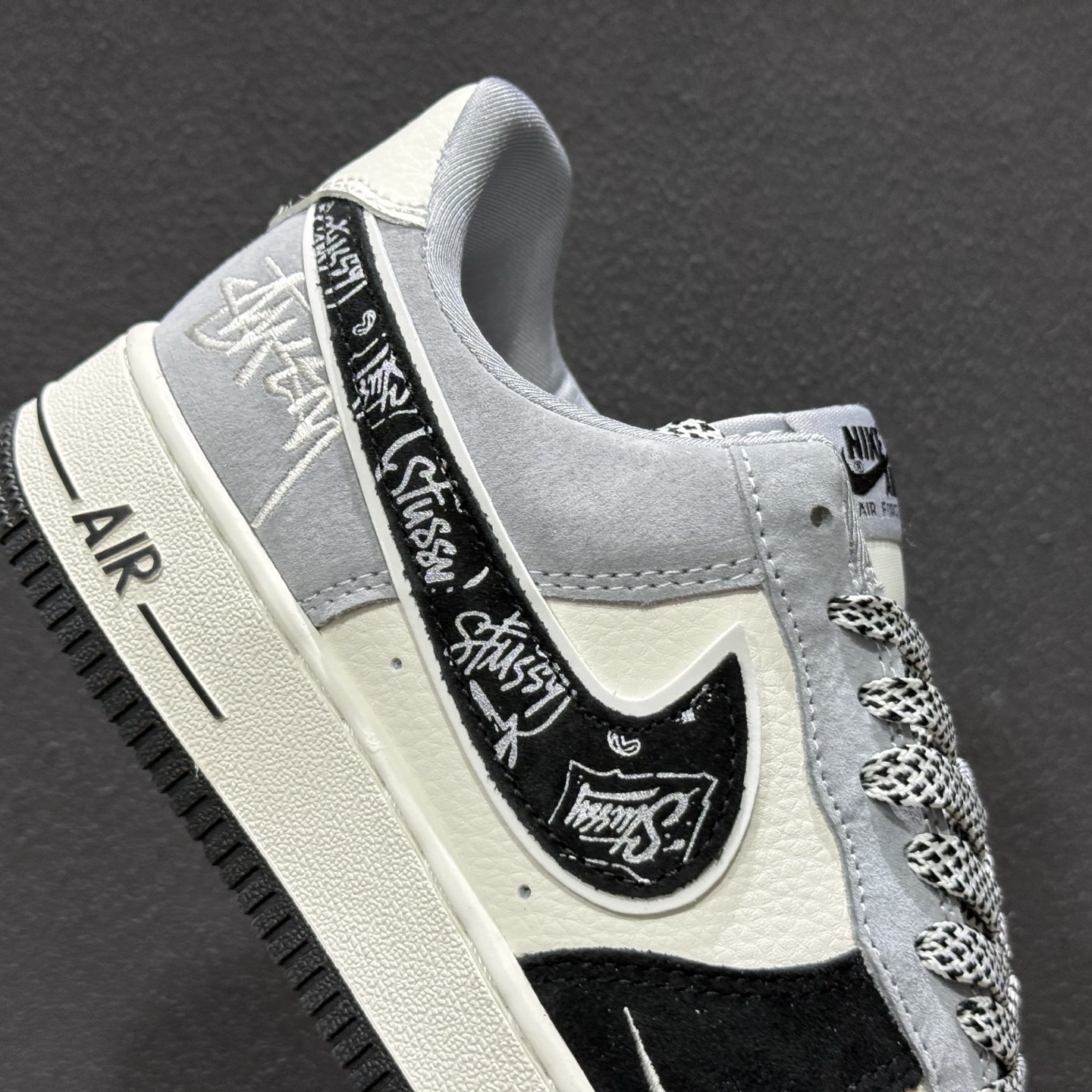 260 街头格调拉满,AF1 低帮涂鸦款炸街首选 当经典的 Nike Air Force 1 Low 遇上涂鸦艺术黑白灰-Chinese UA Cheap High Quatity Brand Clothes Bags handbags Sneakers wholesale wholesaler seller from China Factory suppliers Fashion Clothing Shoes best Quality Beautiful Price 260 街头格调拉满,AF1 低帮涂鸦款炸街首选 当经典的 Nike Air Force 1 Low 遇上涂鸦艺术黑白灰