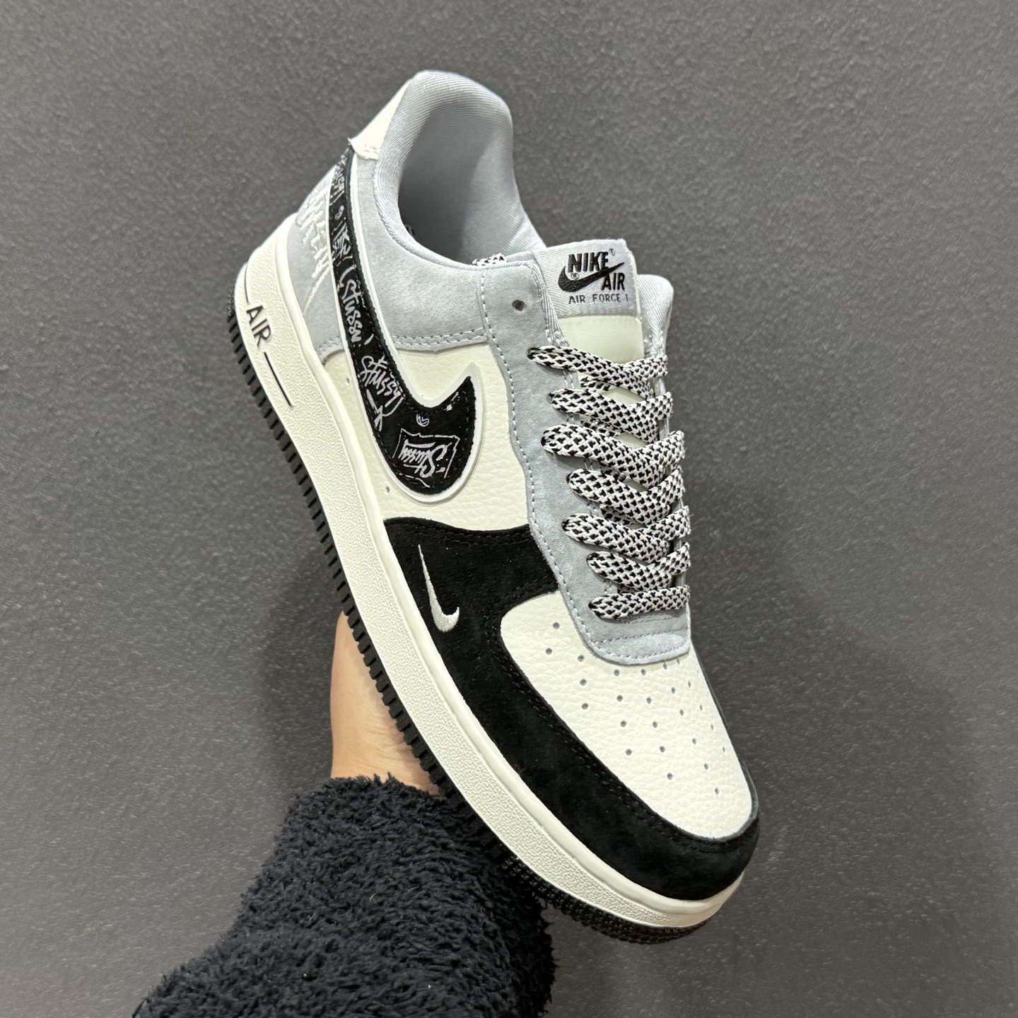 260 街头格调拉满,AF1 低帮涂鸦款炸街首选 当经典的 Nike Air Force 1 Low 遇上涂鸦艺术黑白灰-Chinese UA Cheap High Quatity Brand Clothes Bags handbags Sneakers wholesale wholesaler seller from China Factory suppliers Fashion Clothing Shoes best Quality Beautiful Price 260 街头格调拉满,AF1 低帮涂鸦款炸街首选 当经典的 Nike Air Force 1 Low 遇上涂鸦艺术黑白灰