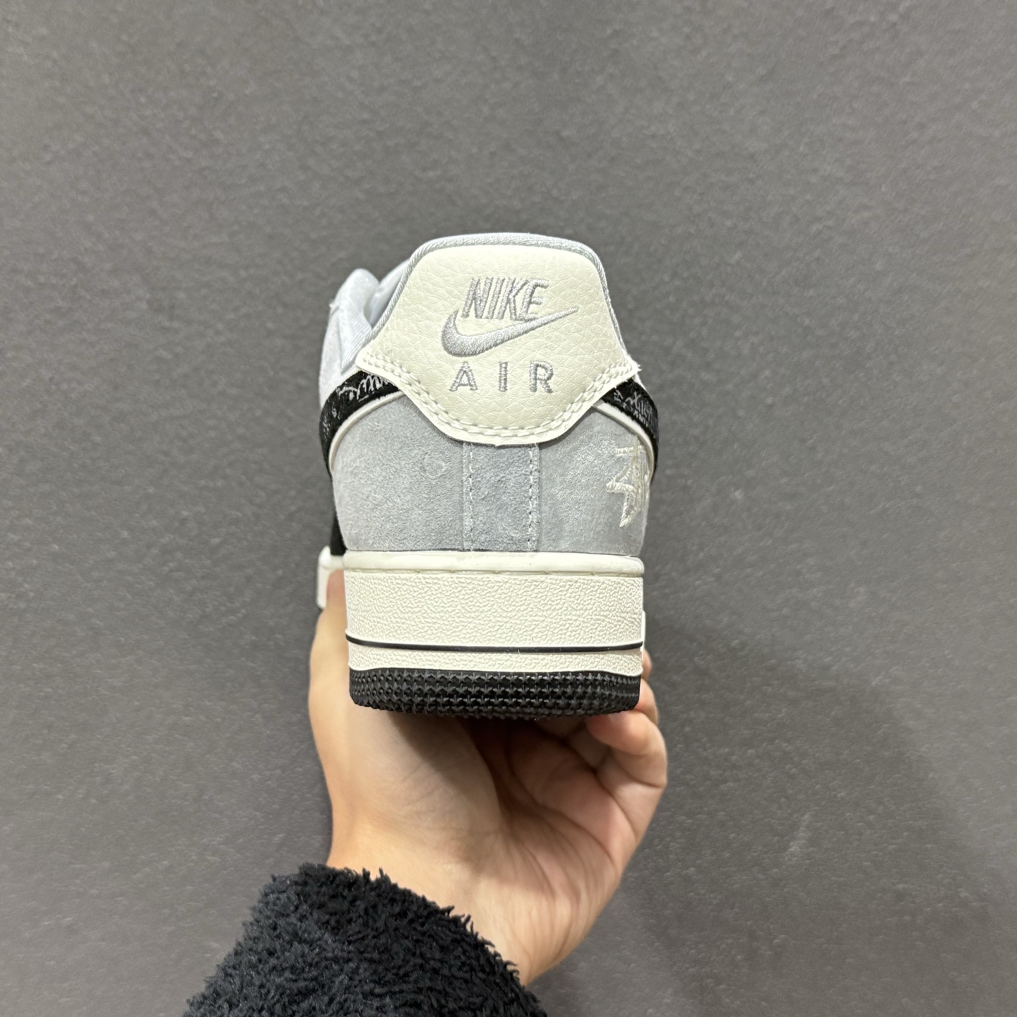 260 街头格调拉满,AF1 低帮涂鸦款炸街首选 当经典的 Nike Air Force 1 Low 遇上涂鸦艺术黑白灰-Chinese UA Cheap High Quatity Brand Clothes Bags handbags Sneakers wholesale wholesaler seller from China Factory suppliers Fashion Clothing Shoes best Quality Beautiful Price 260 街头格调拉满,AF1 低帮涂鸦款炸街首选 当经典的 Nike Air Force 1 Low 遇上涂鸦艺术黑白灰