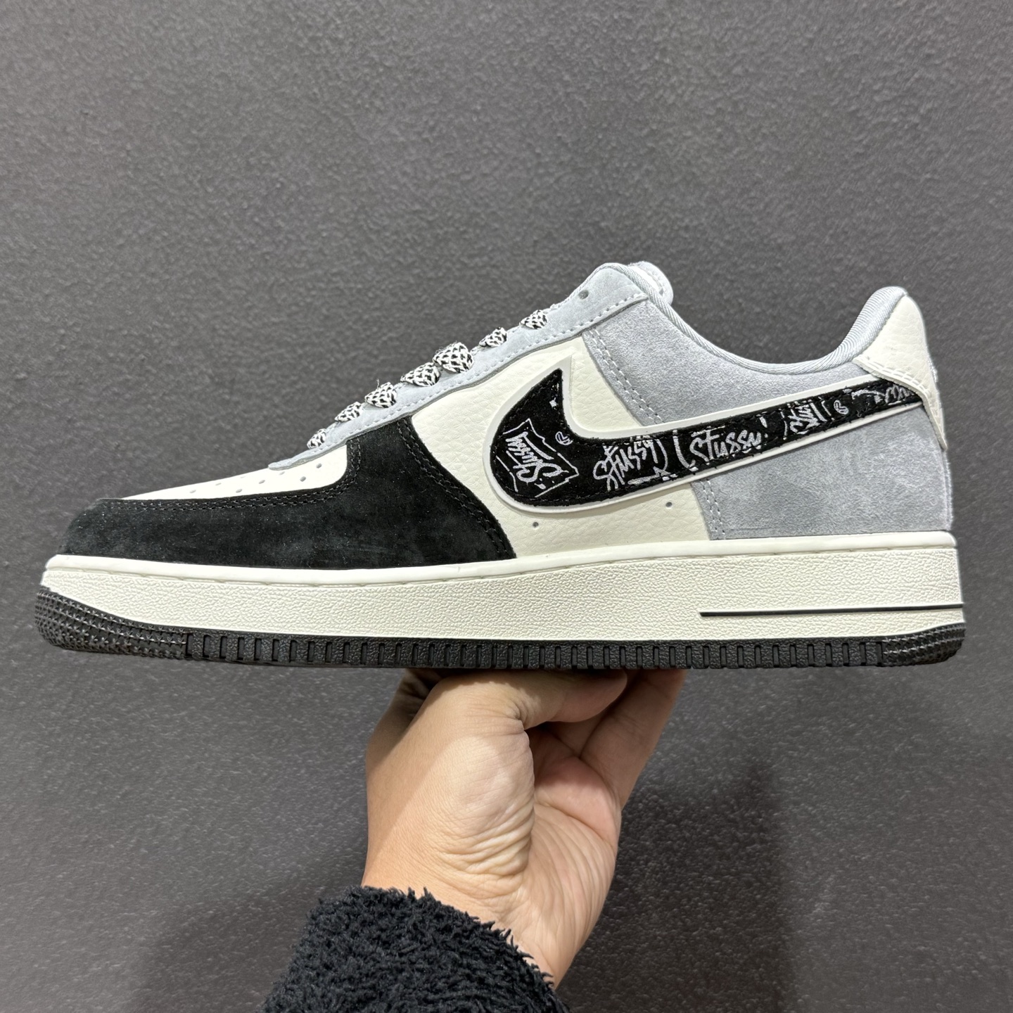 260 街头格调拉满,AF1 低帮涂鸦款炸街首选 当经典的 Nike Air Force 1 Low 遇上涂鸦艺术黑白灰-Chinese UA Cheap High Quatity Brand Clothes Bags handbags Sneakers wholesale wholesaler seller from China Factory suppliers Fashion Clothing Shoes best Quality Beautiful Price 260 街头格调拉满,AF1 低帮涂鸦款炸街首选 当经典的 Nike Air Force 1 Low 遇上涂鸦艺术黑白灰