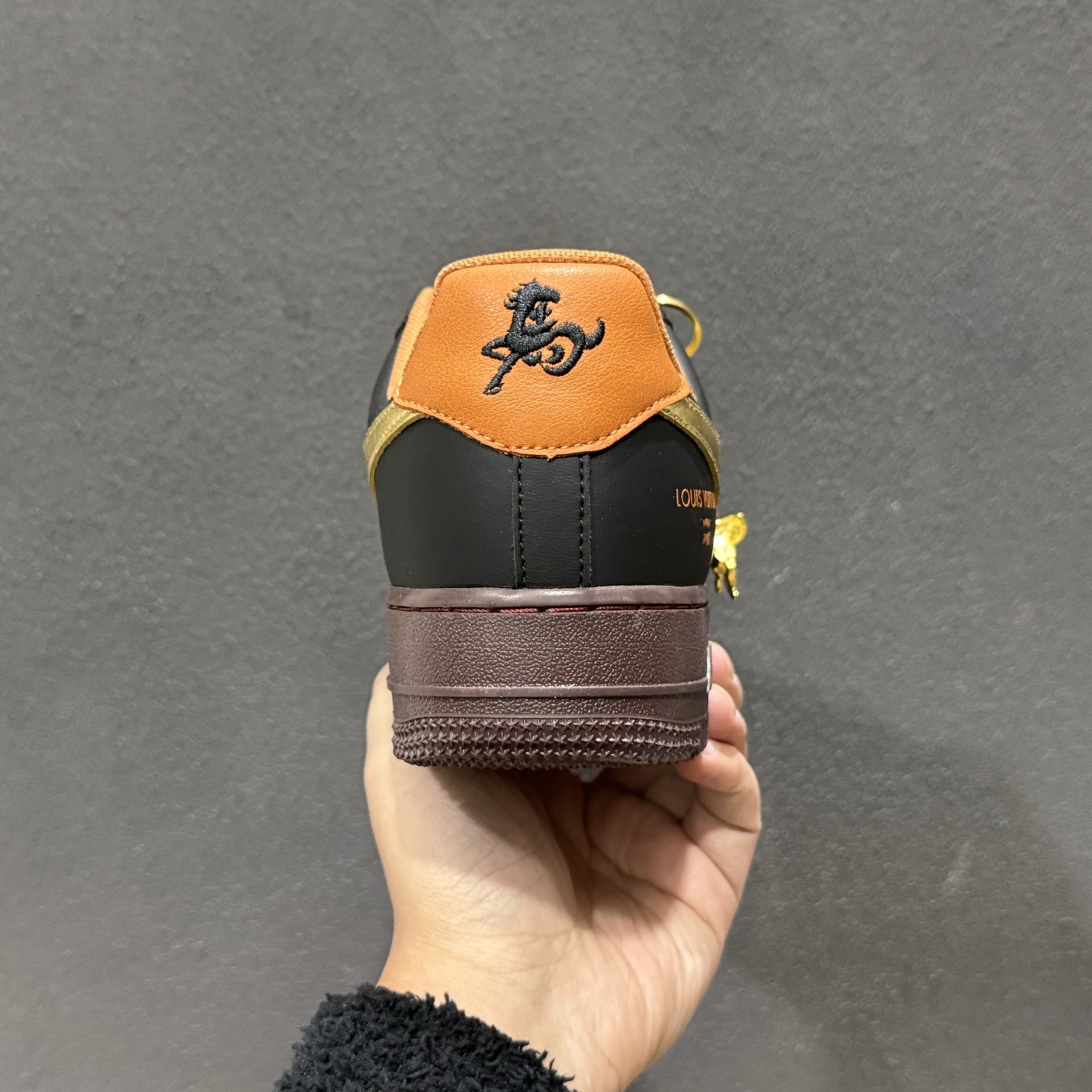 260 NIke Air Force 1 '07 Low “马年限定--玄黑赤金” 空军一号低帮 运动鞋 FV3694-101-Chinese UA Cheap High Quatity Brand Clothes Bags handbags Sneakers wholesale wholesaler seller from China Factory suppliers Fashion Clothing Shoes best Quality Beautiful Price 260 NIke Air Force 1 '07 Low “马年限定--玄黑赤金” 空军一号低帮 运动鞋 FV3694-101