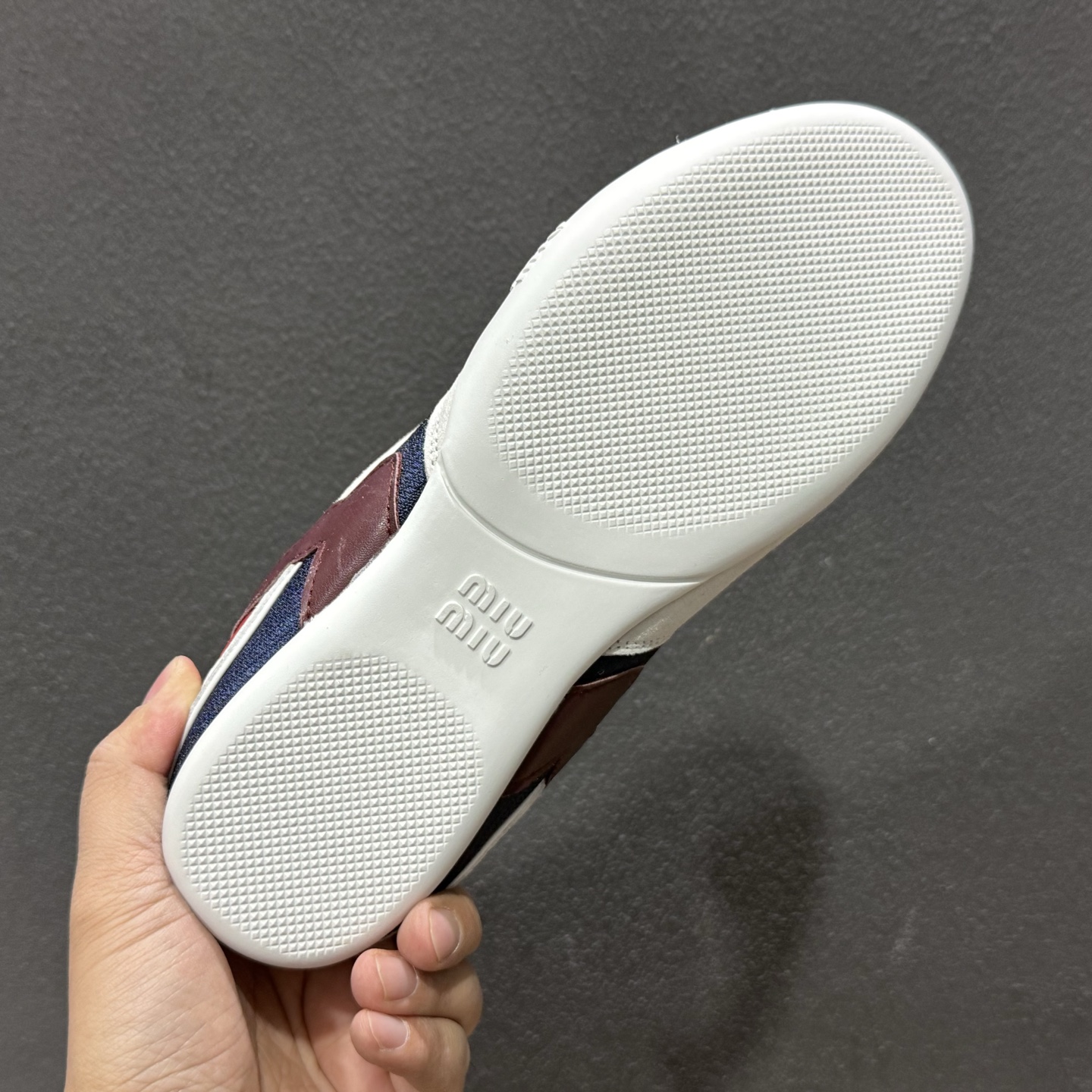 200 Miu Miu Gymnasium SS25春夏系列 缪缪绒面革圆头系带低帮生活休闲鞋 5E428E-102-Chinese UA Cheap High Quatity Brand Clothes Bags handbags Sneakers wholesale wholesaler seller from China Factory suppliers Fashion Clothing Shoes best Quality Beautiful Price 200 Miu Miu Gymnasium SS25春夏系列 缪缪绒面革圆头系带低帮生活休闲鞋 5E428E-102