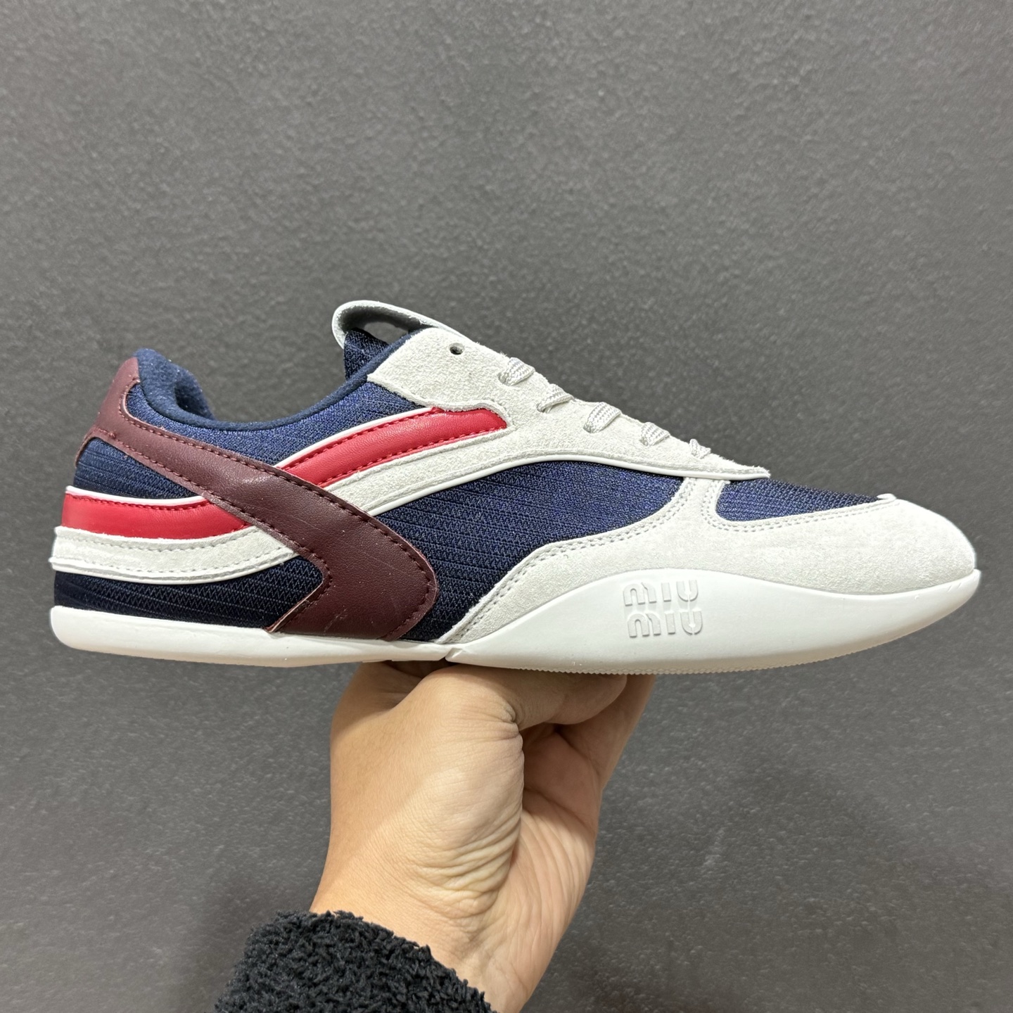 200 Miu Miu Gymnasium SS25春夏系列 缪缪绒面革圆头系带低帮生活休闲鞋 5E428E-102-Chinese UA Cheap High Quatity Brand Clothes Bags handbags Sneakers wholesale wholesaler seller from China Factory suppliers Fashion Clothing Shoes best Quality Beautiful Price 200 Miu Miu Gymnasium SS25春夏系列 缪缪绒面革圆头系带低帮生活休闲鞋 5E428E-102