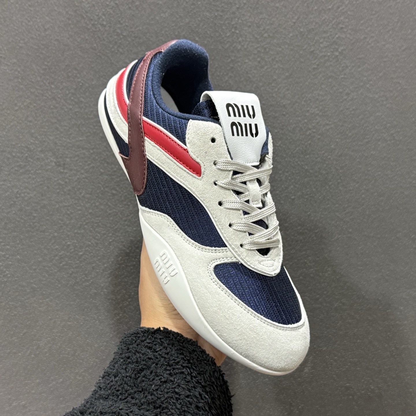 200 Miu Miu Gymnasium SS25春夏系列 缪缪绒面革圆头系带低帮生活休闲鞋 5E428E-102-Chinese UA Cheap High Quatity Brand Clothes Bags handbags Sneakers wholesale wholesaler seller from China Factory suppliers Fashion Clothing Shoes best Quality Beautiful Price 200 Miu Miu Gymnasium SS25春夏系列 缪缪绒面革圆头系带低帮生活休闲鞋 5E428E-102