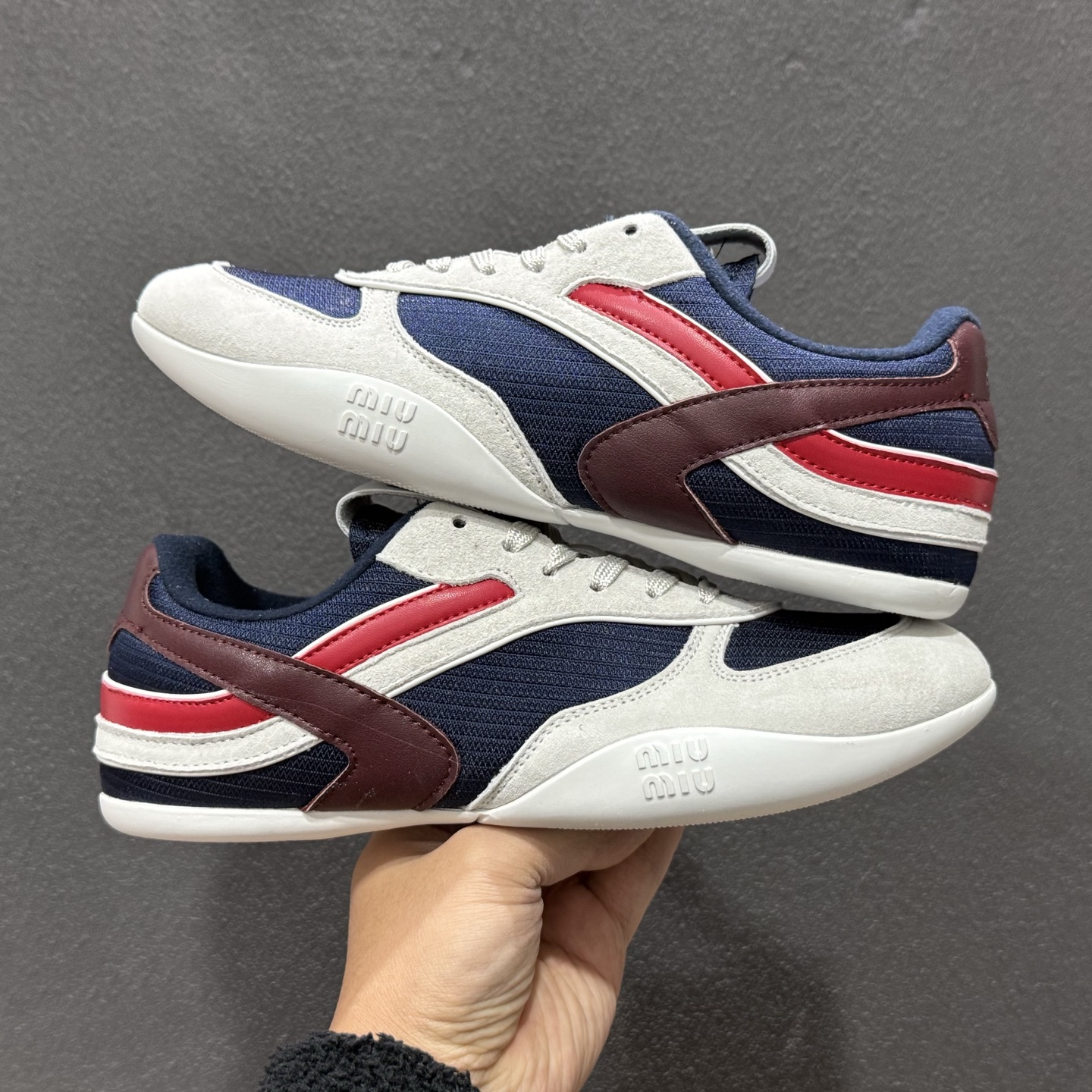 200 Miu Miu Gymnasium SS25春夏系列 缪缪绒面革圆头系带低帮生活休闲鞋 5E428E-102-Chinese UA Cheap High Quatity Brand Clothes Bags handbags Sneakers wholesale wholesaler seller from China Factory suppliers Fashion Clothing Shoes best Quality Beautiful Price 200 Miu Miu Gymnasium SS25春夏系列 缪缪绒面革圆头系带低帮生活休闲鞋 5E428E-102