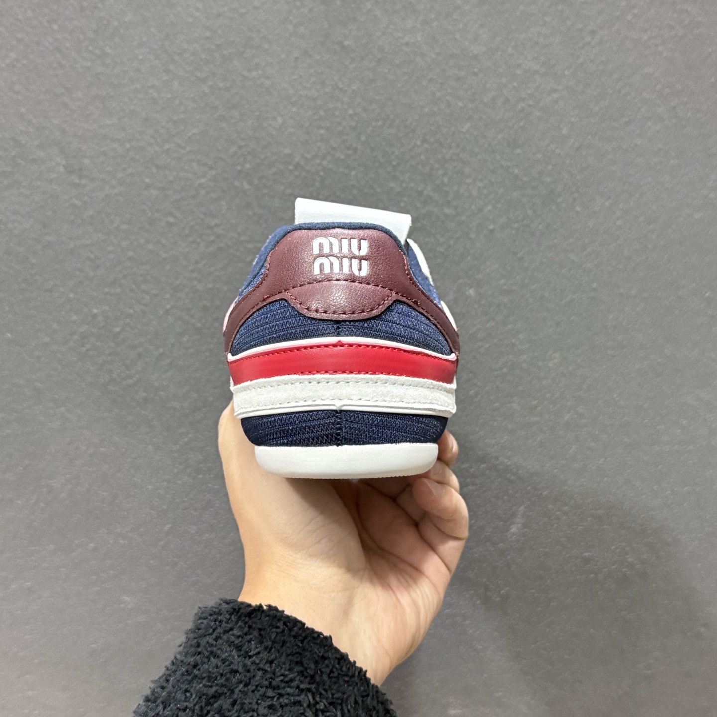 200 Miu Miu Gymnasium SS25春夏系列 缪缪绒面革圆头系带低帮生活休闲鞋 5E428E-102-Chinese UA Cheap High Quatity Brand Clothes Bags handbags Sneakers wholesale wholesaler seller from China Factory suppliers Fashion Clothing Shoes best Quality Beautiful Price 200 Miu Miu Gymnasium SS25春夏系列 缪缪绒面革圆头系带低帮生活休闲鞋 5E428E-102
