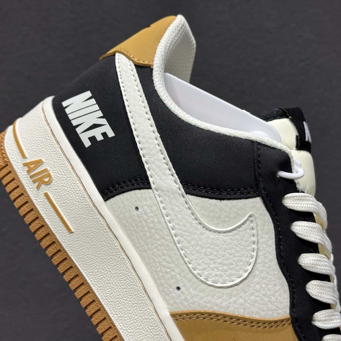 260 NIke Air Force 1 '07 Low 白麦耀黑拼接 空军一号低帮 运动鞋 IH0687-700-Chinese UA Cheap High Quatity Brand Clothes Bags handbags Sneakers wholesale wholesaler seller from China Factory suppliers Fashion Clothing Shoes best Quality Beautiful Price 260 NIke Air Force 1 '07 Low 白麦耀黑拼接 空军一号低帮 运动鞋 IH0687-700