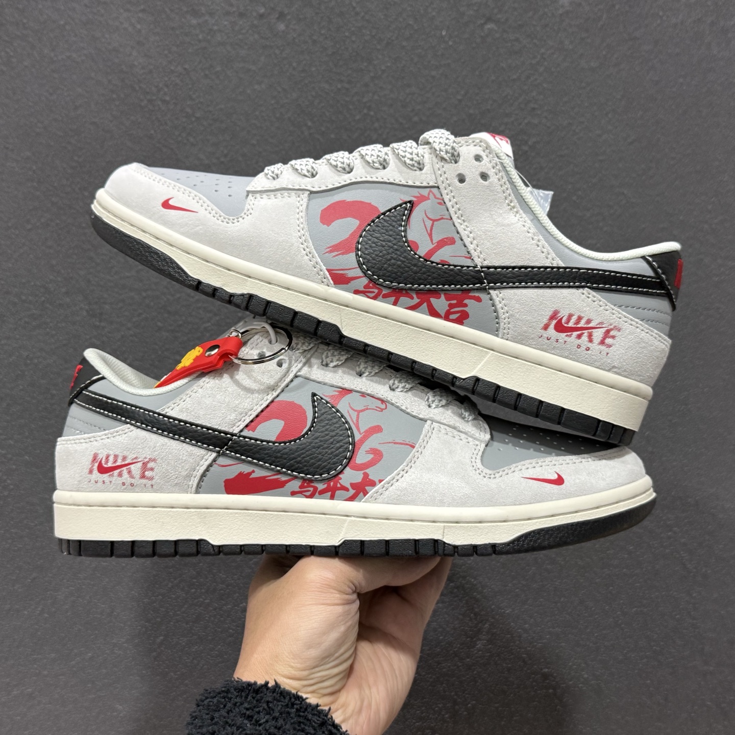 280 Nike SB Dunk Low“ 马年限定—NIKE马年大吉” 周年高端定制 低帮休闲板鞋 JP2026-111-Chinese UA Cheap High Quatity Brand Clothes Bags handbags Sneakers wholesale wholesaler seller from China Factory suppliers Fashion Clothing Shoes best Quality Beautiful Price 280 Nike SB Dunk Low“ 马年限定—NIKE马年大吉” 周年高端定制 低帮休闲板鞋 JP2026-111