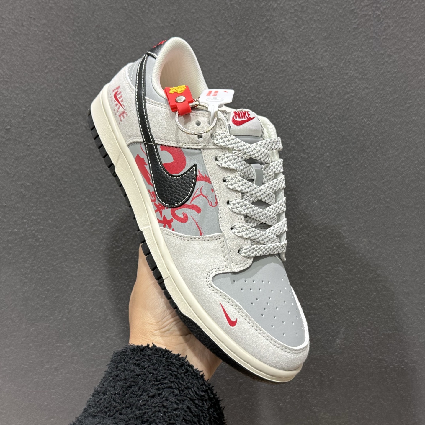 280 Nike SB Dunk Low“ 马年限定—NIKE马年大吉” 周年高端定制 低帮休闲板鞋 JP2026-111-Chinese UA Cheap High Quatity Brand Clothes Bags handbags Sneakers wholesale wholesaler seller from China Factory suppliers Fashion Clothing Shoes best Quality Beautiful Price 280 Nike SB Dunk Low“ 马年限定—NIKE马年大吉” 周年高端定制 低帮休闲板鞋 JP2026-111