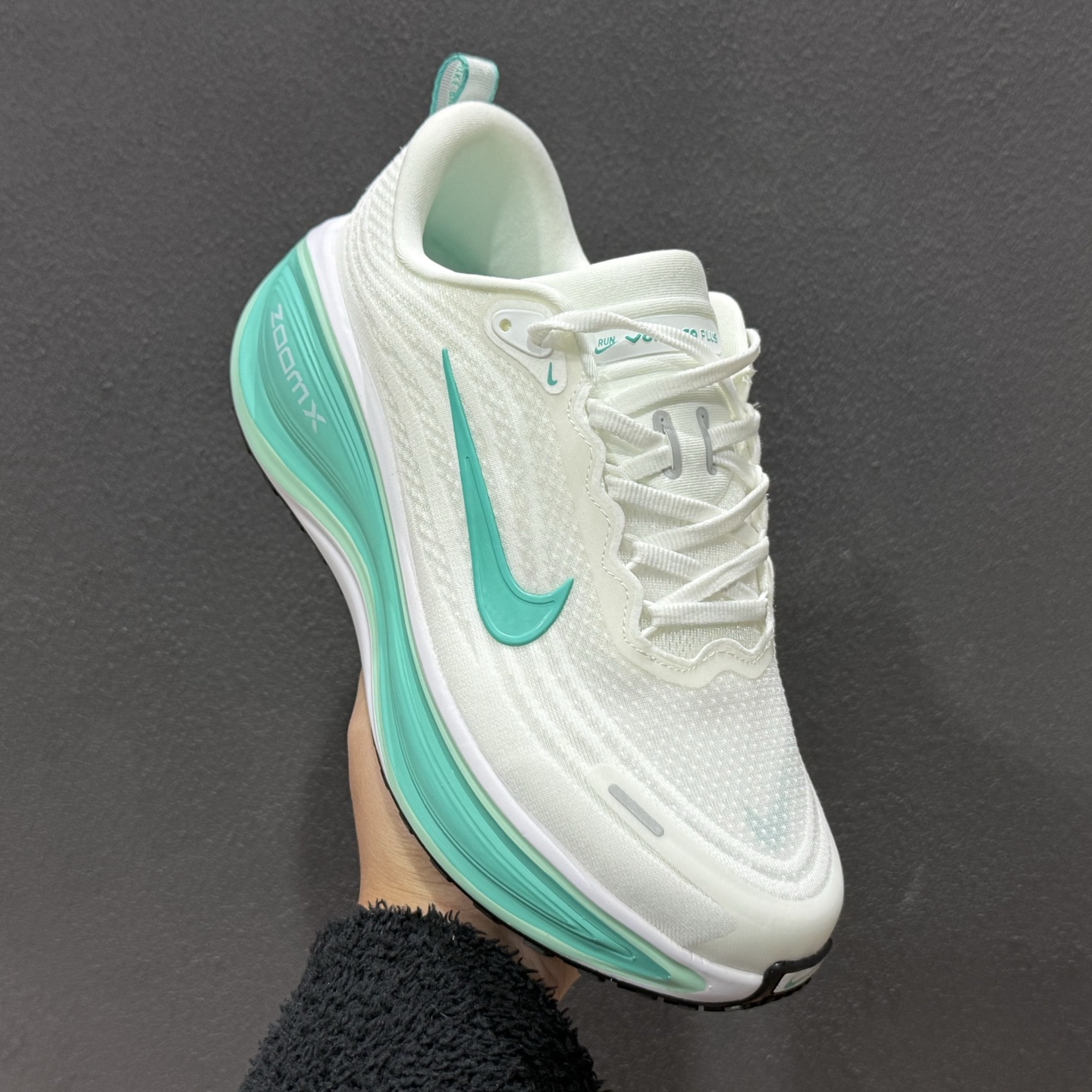 200 纯原版 NK Vomero Plus 网面透气跑步鞋 HV8150-100-Chinese UA Cheap High Quatity Brand Clothes Bags handbags Sneakers wholesale wholesaler seller from China Factory suppliers Fashion Clothing Shoes best Quality Beautiful Price 200 纯原版 NK Vomero Plus 网面透气跑步鞋 HV8150-100