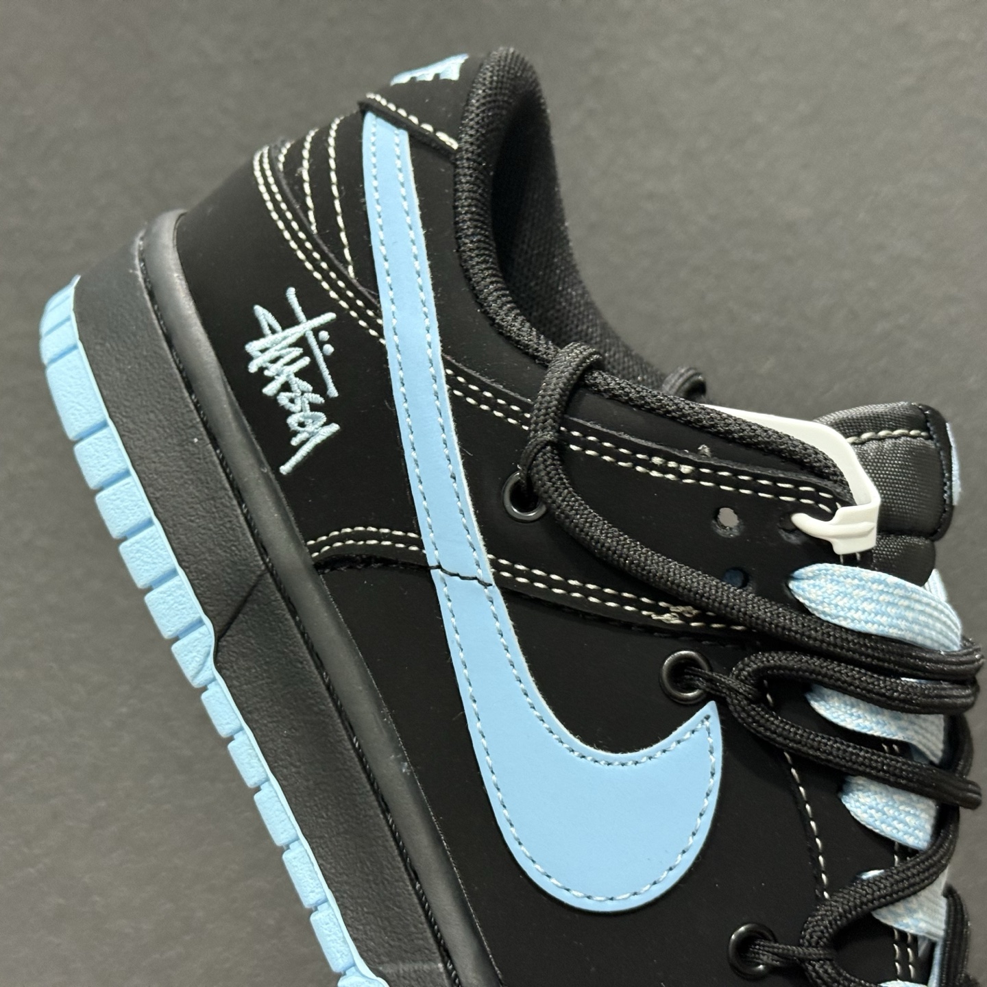 300 Nike SB Dunk Low × Stüssy 斯图西联名 堪称2026潮圈硬通货黑蓝撞色自带冷感街头范 JP2026-105-Chinese UA Cheap High Quatity Brand Clothes Bags handbags Sneakers wholesale wholesaler seller from China Factory suppliers Fashion Clothing Shoes best Quality Beautiful Price 300 Nike SB Dunk Low × Stüssy 斯图西联名 堪称2026潮圈硬通货黑蓝撞色自带冷感街头范 JP2026-105