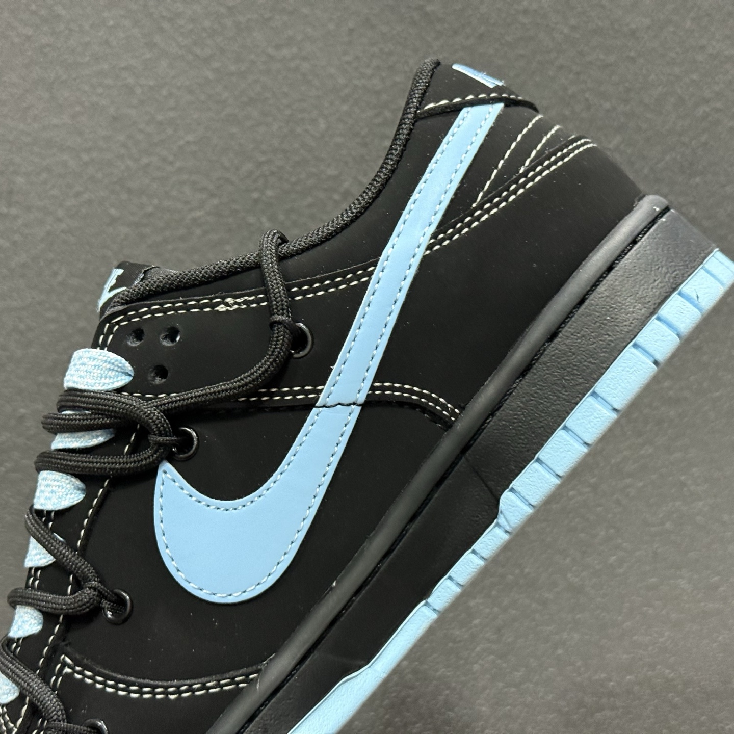 300 Nike SB Dunk Low × Stüssy 斯图西联名 堪称2026潮圈硬通货黑蓝撞色自带冷感街头范 JP2026-105-Chinese UA Cheap High Quatity Brand Clothes Bags handbags Sneakers wholesale wholesaler seller from China Factory suppliers Fashion Clothing Shoes best Quality Beautiful Price 300 Nike SB Dunk Low × Stüssy 斯图西联名 堪称2026潮圈硬通货黑蓝撞色自带冷感街头范 JP2026-105
