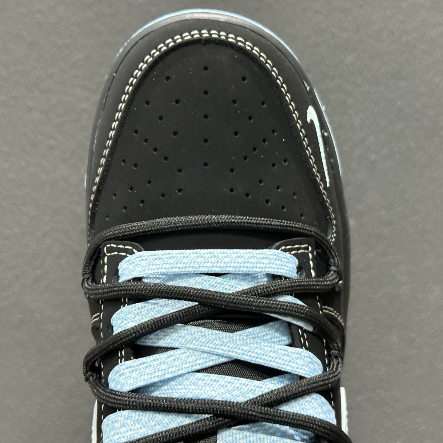 300 Nike SB Dunk Low × Stüssy 斯图西联名 堪称2026潮圈硬通货黑蓝撞色自带冷感街头范 JP2026-105-Chinese UA Cheap High Quatity Brand Clothes Bags handbags Sneakers wholesale wholesaler seller from China Factory suppliers Fashion Clothing Shoes best Quality Beautiful Price 300 Nike SB Dunk Low × Stüssy 斯图西联名 堪称2026潮圈硬通货黑蓝撞色自带冷感街头范 JP2026-105