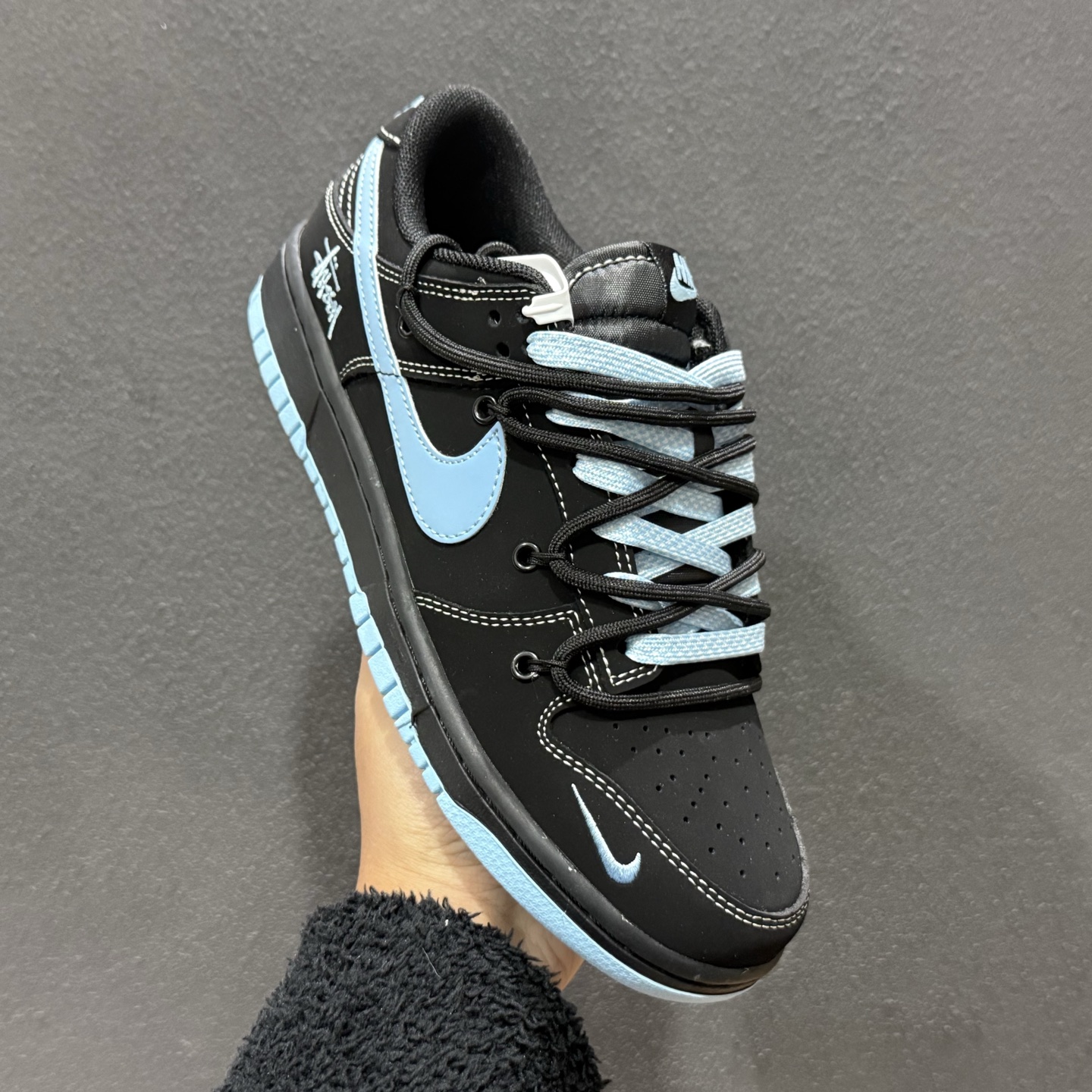 300 Nike SB Dunk Low × Stüssy 斯图西联名 堪称2026潮圈硬通货黑蓝撞色自带冷感街头范 JP2026-105-Chinese UA Cheap High Quatity Brand Clothes Bags handbags Sneakers wholesale wholesaler seller from China Factory suppliers Fashion Clothing Shoes best Quality Beautiful Price 300 Nike SB Dunk Low × Stüssy 斯图西联名 堪称2026潮圈硬通货黑蓝撞色自带冷感街头范 JP2026-105