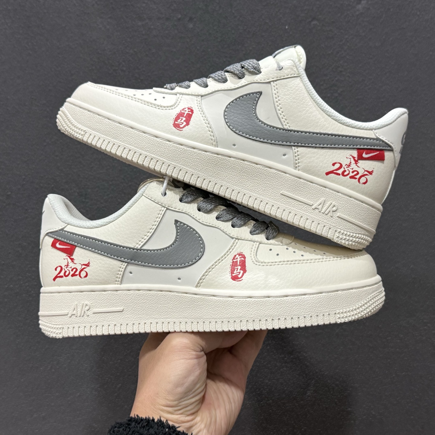 260 Nike Air Force 1 '07 Low “马年限定——午马米灰红”空军一号 高端定制 低帮 运动鞋 MZ9588-822-Chinese UA Cheap High Quatity Brand Clothes Bags handbags Sneakers wholesale wholesaler seller from China Factory suppliers Fashion Clothing Shoes best Quality Beautiful Price 260 Nike Air Force 1 '07 Low “马年限定——午马米灰红”空军一号 高端定制 低帮 运动鞋 MZ9588-822