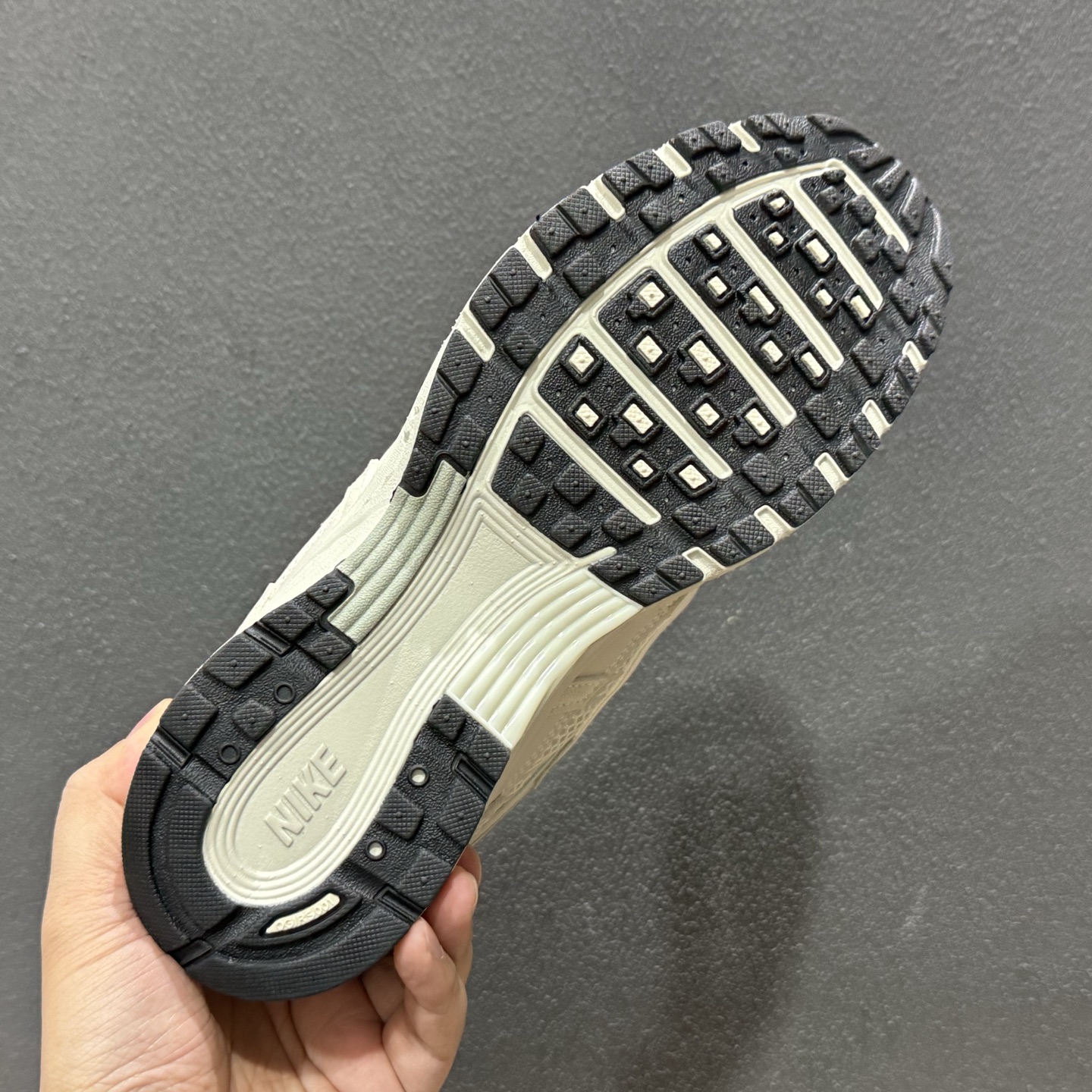 180 纯原P6000 耐克 Nike 低帮复古老爹风休闲运动舒适慢跑鞋 HF0015-100-Chinese UA Cheap High Quatity Brand Clothes Bags handbags Sneakers wholesale wholesaler seller from China Factory suppliers Fashion Clothing Shoes best Quality Beautiful Price 180 纯原P6000 耐克 Nike 低帮复古老爹风休闲运动舒适慢跑鞋 HF0015-100
