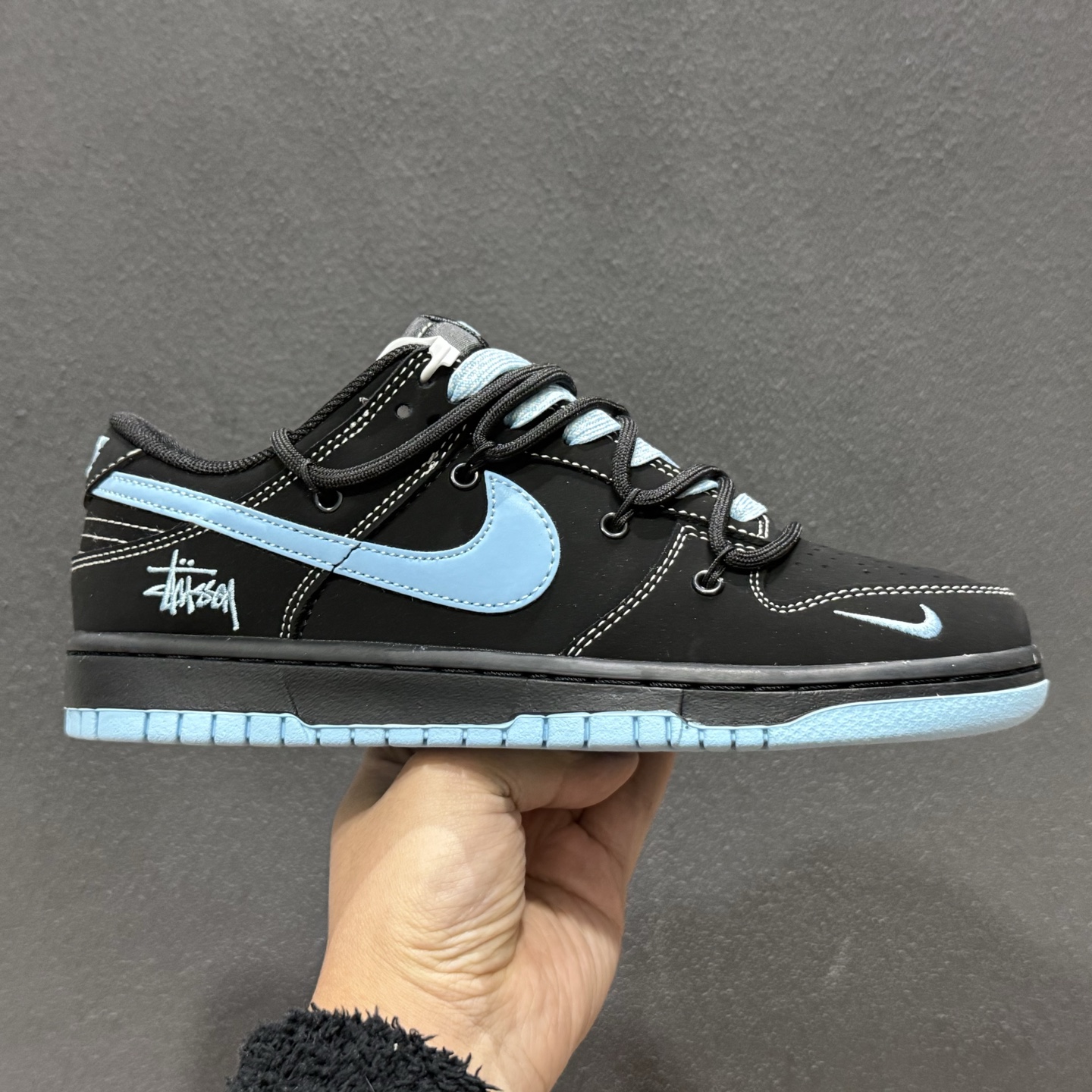 300 Nike SB Dunk Low × Stüssy 斯图西联名 堪称2026潮圈硬通货黑蓝撞色自带冷感街头范 JP2026-105-Chinese UA Cheap High Quatity Brand Clothes Bags handbags Sneakers wholesale wholesaler seller from China Factory suppliers Fashion Clothing Shoes best Quality Beautiful Price 300 Nike SB Dunk Low × Stüssy 斯图西联名 堪称2026潮圈硬通货黑蓝撞色自带冷感街头范 JP2026-105