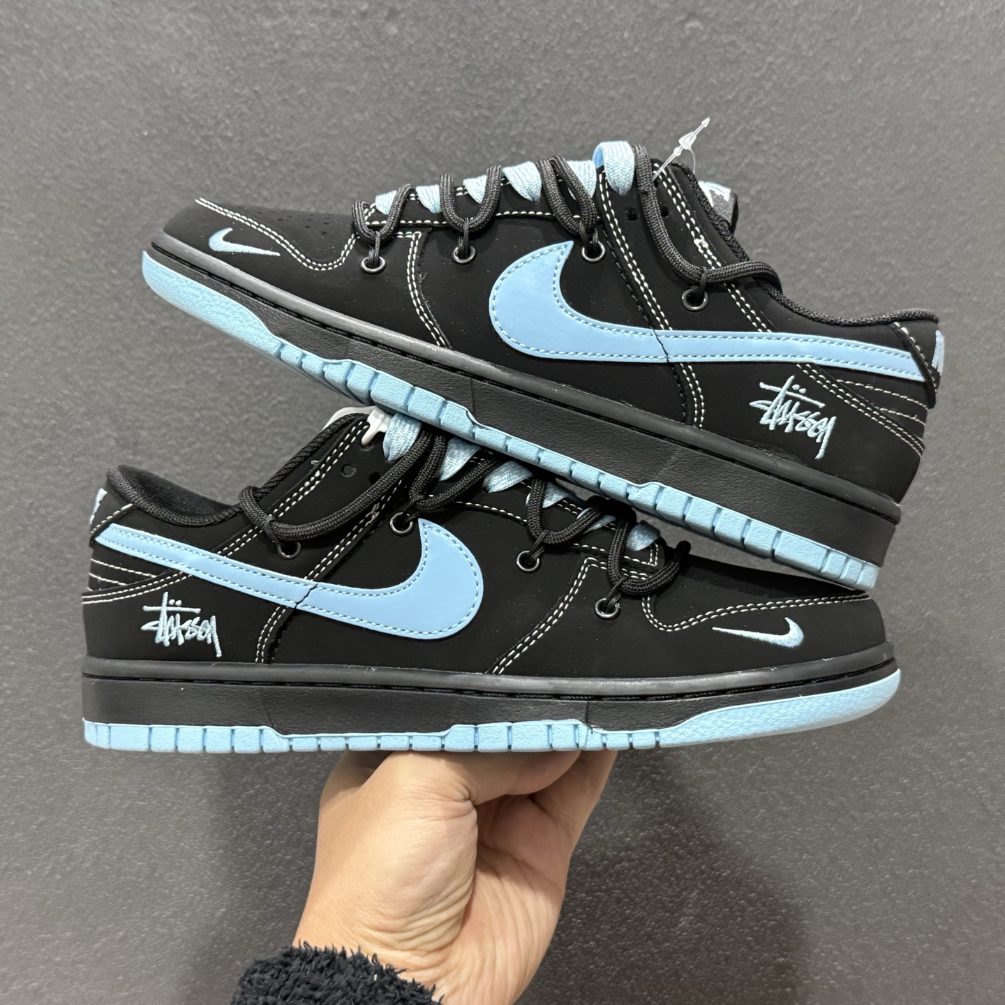 300 Nike SB Dunk Low × Stüssy 斯图西联名 堪称2026潮圈硬通货黑蓝撞色自带冷感街头范 JP2026-105-Chinese UA Cheap High Quatity Brand Clothes Bags handbags Sneakers wholesale wholesaler seller from China Factory suppliers Fashion Clothing Shoes best Quality Beautiful Price 300 Nike SB Dunk Low × Stüssy 斯图西联名 堪称2026潮圈硬通货黑蓝撞色自带冷感街头范 JP2026-105