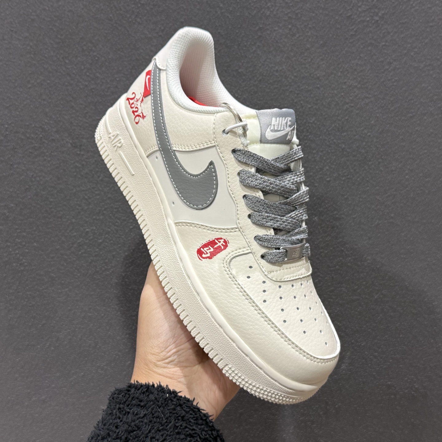 260 Nike Air Force 1 '07 Low “马年限定——午马米灰红”空军一号 高端定制 低帮 运动鞋 MZ9588-822-Chinese UA Cheap High Quatity Brand Clothes Bags handbags Sneakers wholesale wholesaler seller from China Factory suppliers Fashion Clothing Shoes best Quality Beautiful Price 260 Nike Air Force 1 '07 Low “马年限定——午马米灰红”空军一号 高端定制 低帮 运动鞋 MZ9588-822
