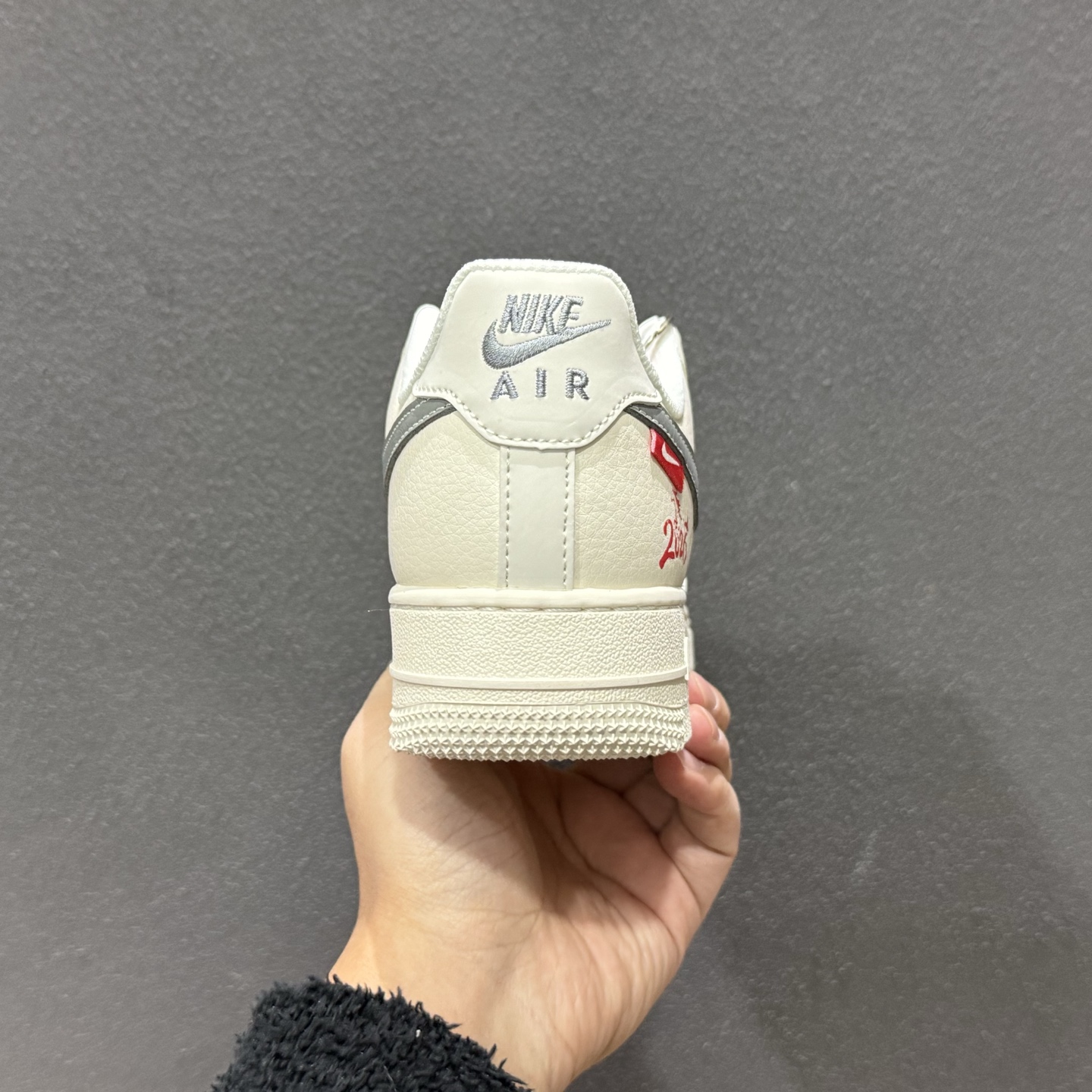 260 Nike Air Force 1 '07 Low “马年限定——午马米灰红”空军一号 高端定制 低帮 运动鞋 MZ9588-822-Chinese UA Cheap High Quatity Brand Clothes Bags handbags Sneakers wholesale wholesaler seller from China Factory suppliers Fashion Clothing Shoes best Quality Beautiful Price 260 Nike Air Force 1 '07 Low “马年限定——午马米灰红”空军一号 高端定制 低帮 运动鞋 MZ9588-822