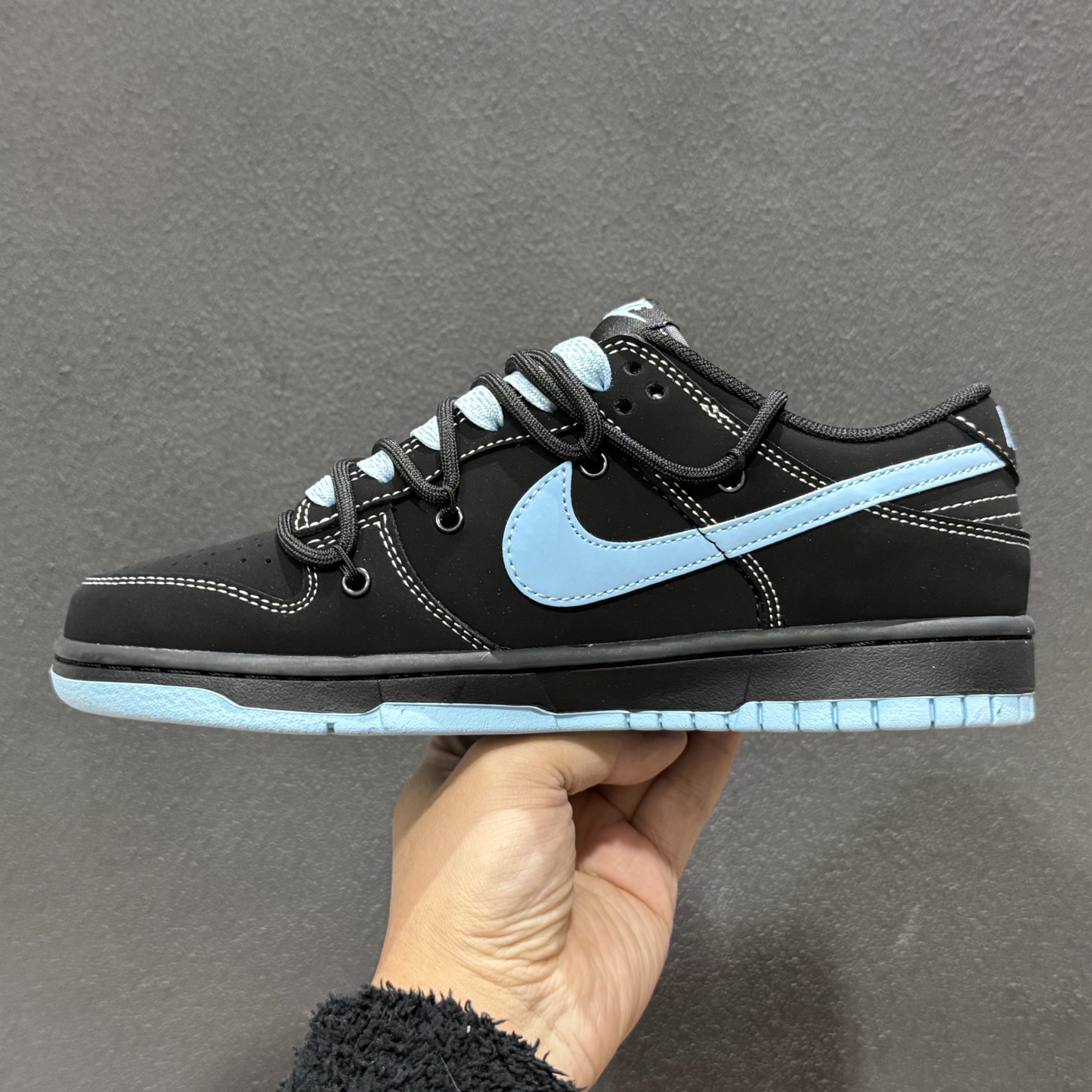 300 Nike SB Dunk Low × Stüssy 斯图西联名 堪称2026潮圈硬通货黑蓝撞色自带冷感街头范 JP2026-105-Chinese UA Cheap High Quatity Brand Clothes Bags handbags Sneakers wholesale wholesaler seller from China Factory suppliers Fashion Clothing Shoes best Quality Beautiful Price 300 Nike SB Dunk Low × Stüssy 斯图西联名 堪称2026潮圈硬通货黑蓝撞色自带冷感街头范 JP2026-105