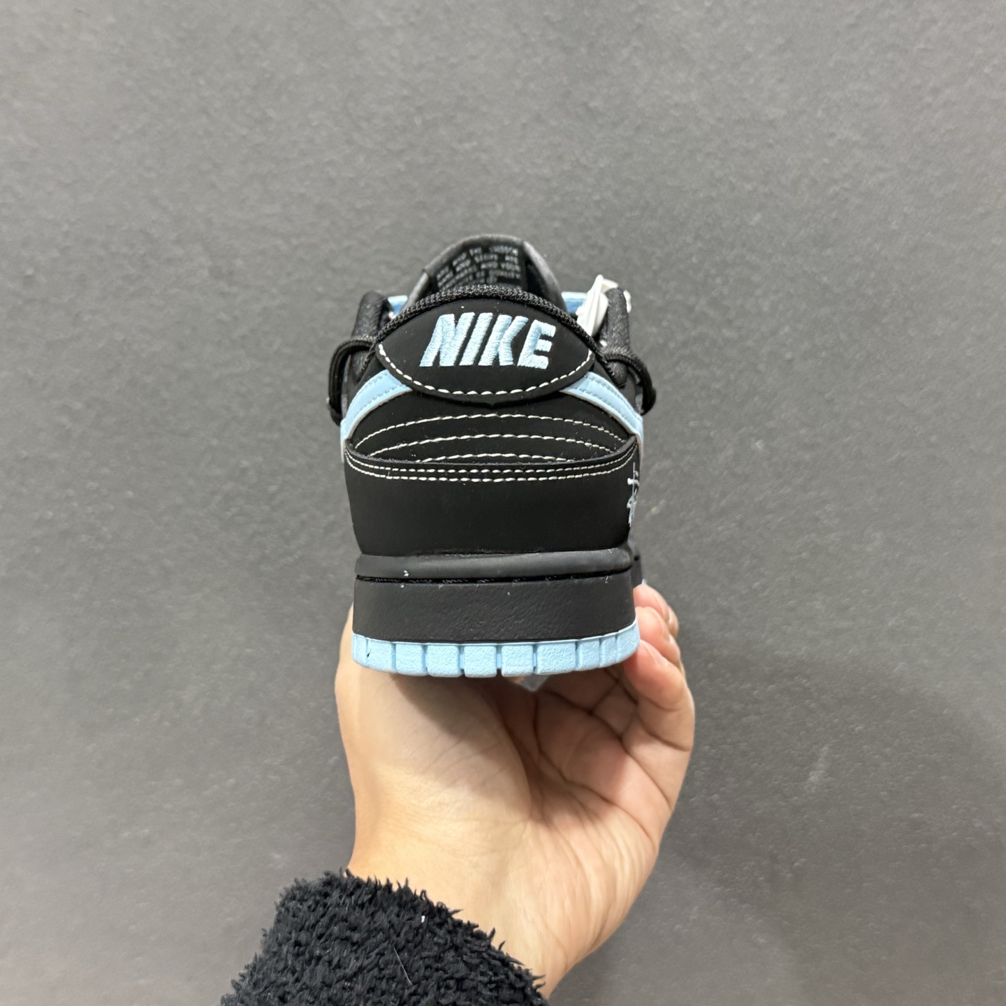 300 Nike SB Dunk Low × Stüssy 斯图西联名 堪称2026潮圈硬通货黑蓝撞色自带冷感街头范 JP2026-105-Chinese UA Cheap High Quatity Brand Clothes Bags handbags Sneakers wholesale wholesaler seller from China Factory suppliers Fashion Clothing Shoes best Quality Beautiful Price 300 Nike SB Dunk Low × Stüssy 斯图西联名 堪称2026潮圈硬通货黑蓝撞色自带冷感街头范 JP2026-105