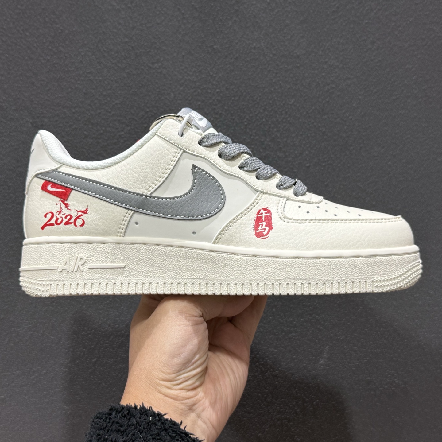 260 Nike Air Force 1 '07 Low “马年限定——午马米灰红”空军一号 高端定制 低帮 运动鞋 MZ9588-822-Chinese UA Cheap High Quatity Brand Clothes Bags handbags Sneakers wholesale wholesaler seller from China Factory suppliers Fashion Clothing Shoes best Quality Beautiful Price 260 Nike Air Force 1 '07 Low “马年限定——午马米灰红”空军一号 高端定制 低帮 运动鞋 MZ9588-822