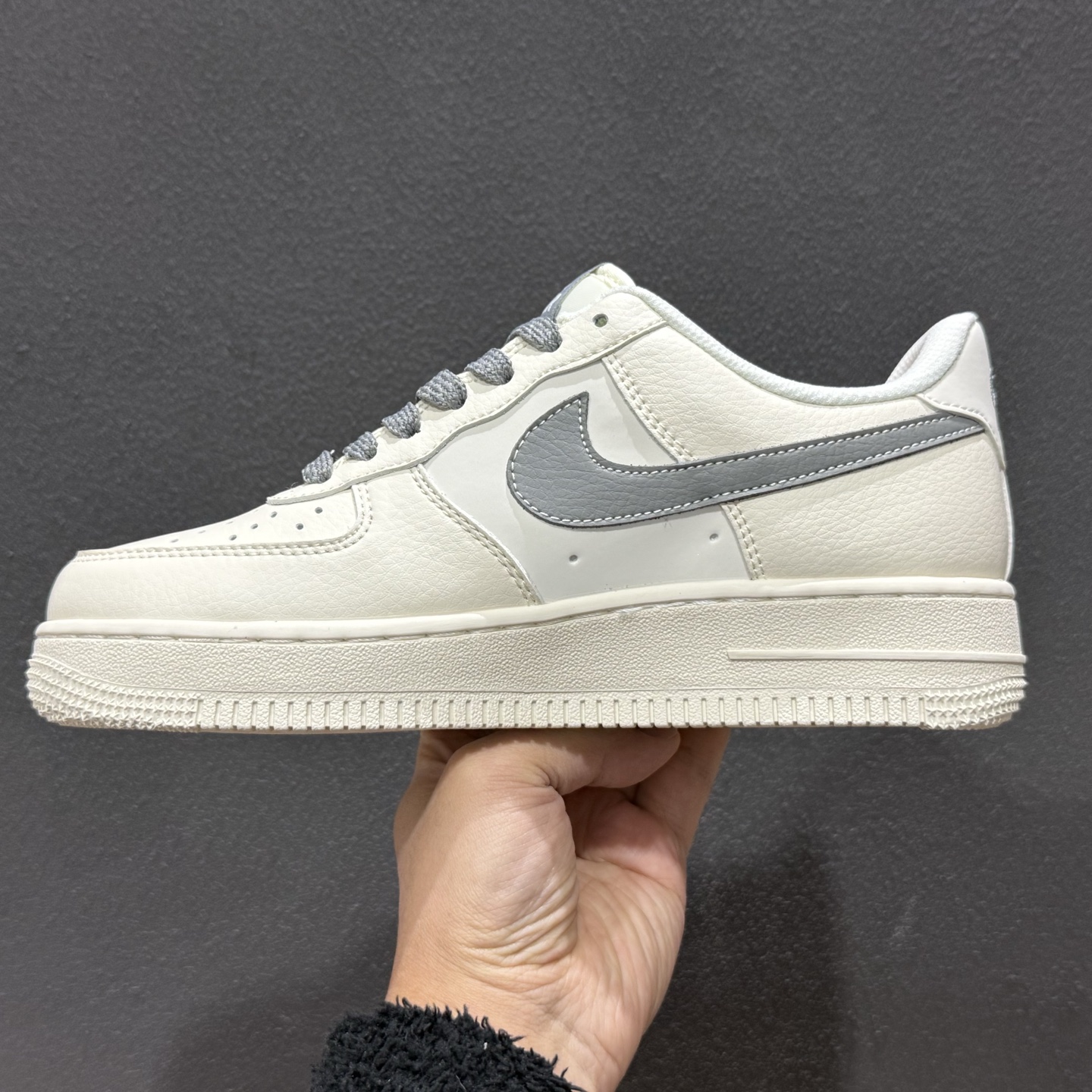 260 Nike Air Force 1 '07 Low “马年限定——午马米灰红”空军一号 高端定制 低帮 运动鞋 MZ9588-822-Chinese UA Cheap High Quatity Brand Clothes Bags handbags Sneakers wholesale wholesaler seller from China Factory suppliers Fashion Clothing Shoes best Quality Beautiful Price 260 Nike Air Force 1 '07 Low “马年限定——午马米灰红”空军一号 高端定制 低帮 运动鞋 MZ9588-822