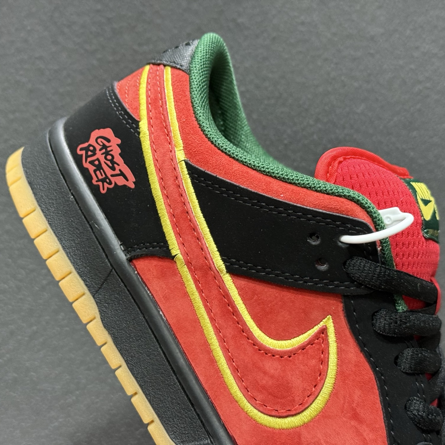 200 Nike Dunk SB 恶灵骑士 黑红 此款以简约大方的造型设计 FZ1287-300-Chinese UA Cheap High Quatity Brand Clothes Bags handbags Sneakers wholesale wholesaler seller from China Factory suppliers Fashion Clothing Shoes best Quality Beautiful Price 200 Nike Dunk SB 恶灵骑士 黑红 此款以简约大方的造型设计 FZ1287-300