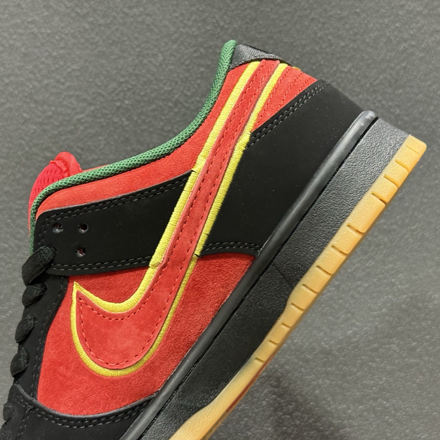 200 Nike Dunk SB 恶灵骑士 黑红 此款以简约大方的造型设计 FZ1287-300-Chinese UA Cheap High Quatity Brand Clothes Bags handbags Sneakers wholesale wholesaler seller from China Factory suppliers Fashion Clothing Shoes best Quality Beautiful Price 200 Nike Dunk SB 恶灵骑士 黑红 此款以简约大方的造型设计 FZ1287-300