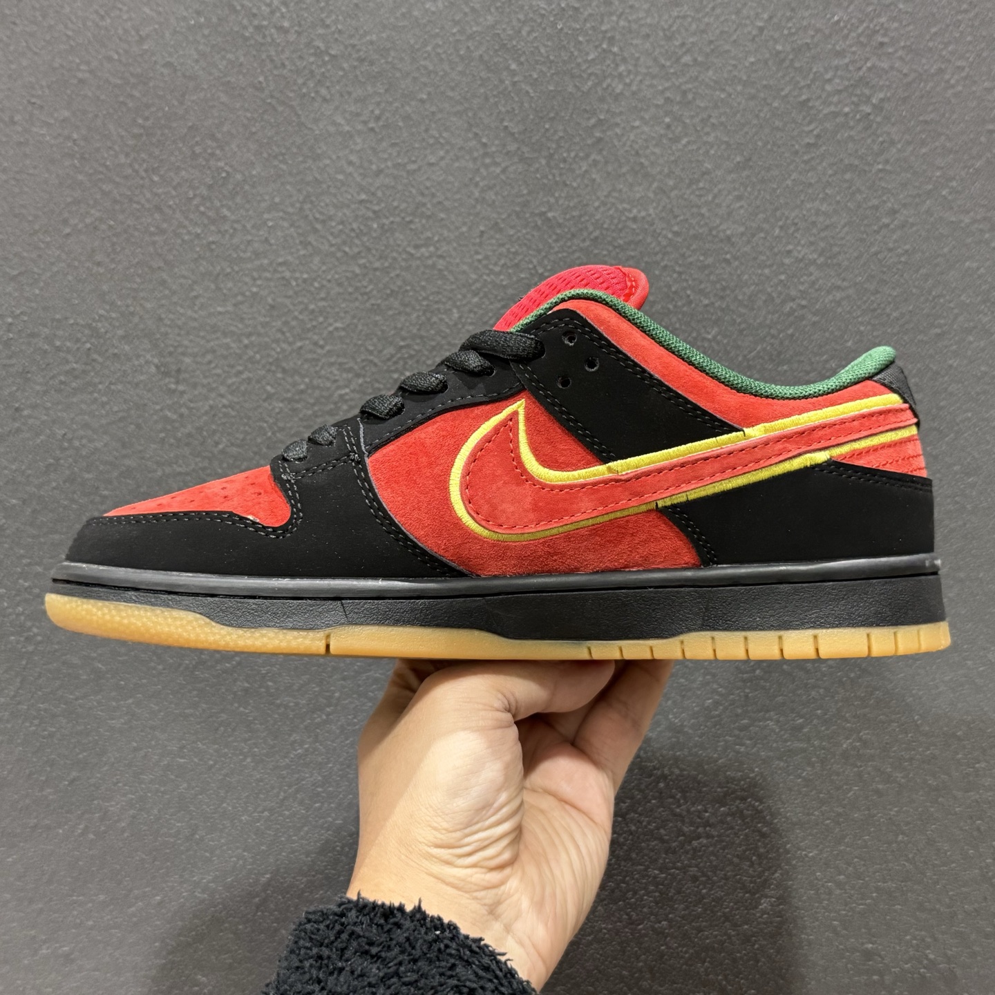200 Nike Dunk SB 恶灵骑士 黑红 此款以简约大方的造型设计 FZ1287-300-Chinese UA Cheap High Quatity Brand Clothes Bags handbags Sneakers wholesale wholesaler seller from China Factory suppliers Fashion Clothing Shoes best Quality Beautiful Price 200 Nike Dunk SB 恶灵骑士 黑红 此款以简约大方的造型设计 FZ1287-300
