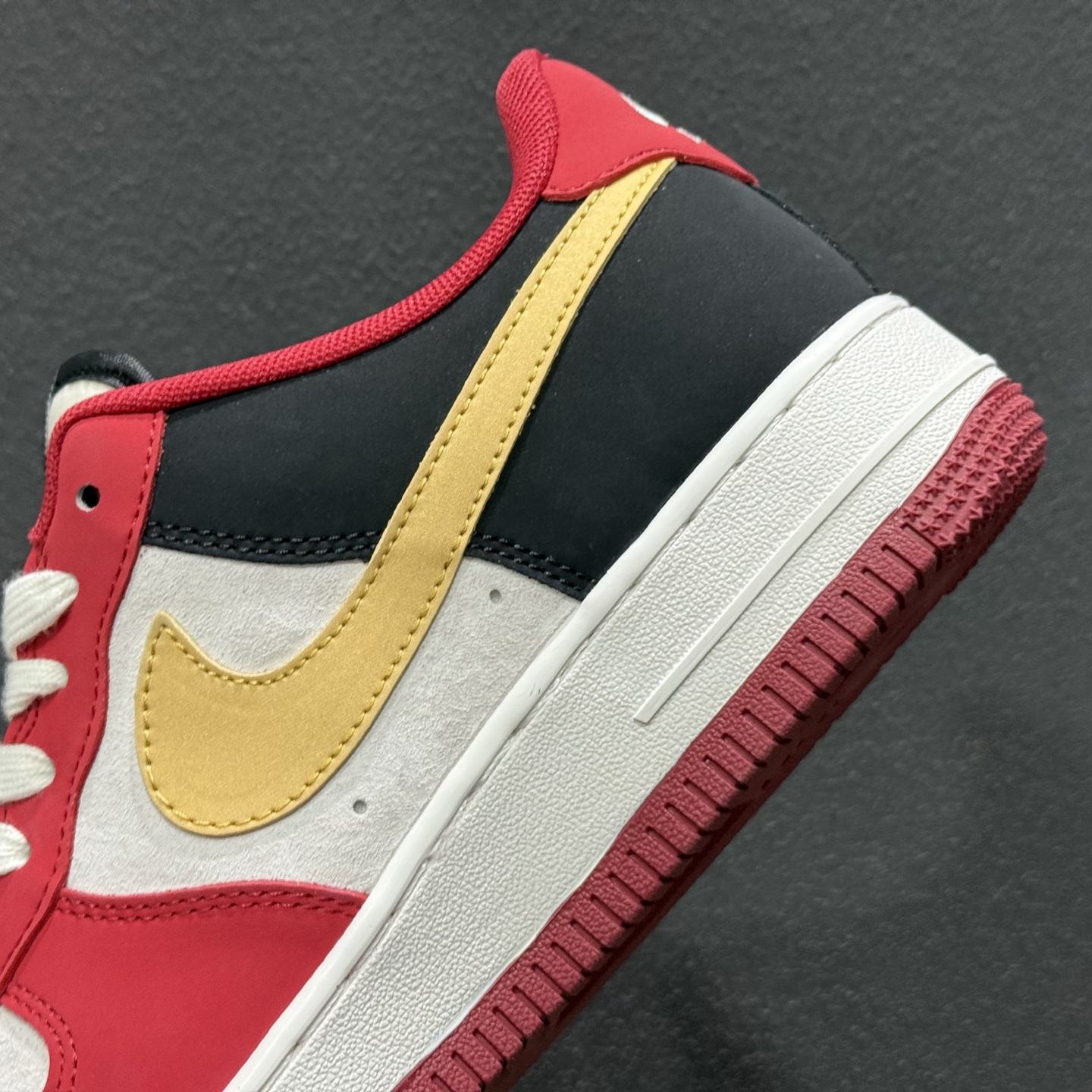 260 2026马年限定款Nike Air Force 1 炸街来袭红黑金撞色搭配鎏金Swoosh JP2026-139-Chinese UA Cheap High Quatity Brand Clothes Bags handbags Sneakers wholesale wholesaler seller from China Factory suppliers Fashion Clothing Shoes best Quality Beautiful Price 260 2026马年限定款Nike Air Force 1 炸街来袭红黑金撞色搭配鎏金Swoosh JP2026-139