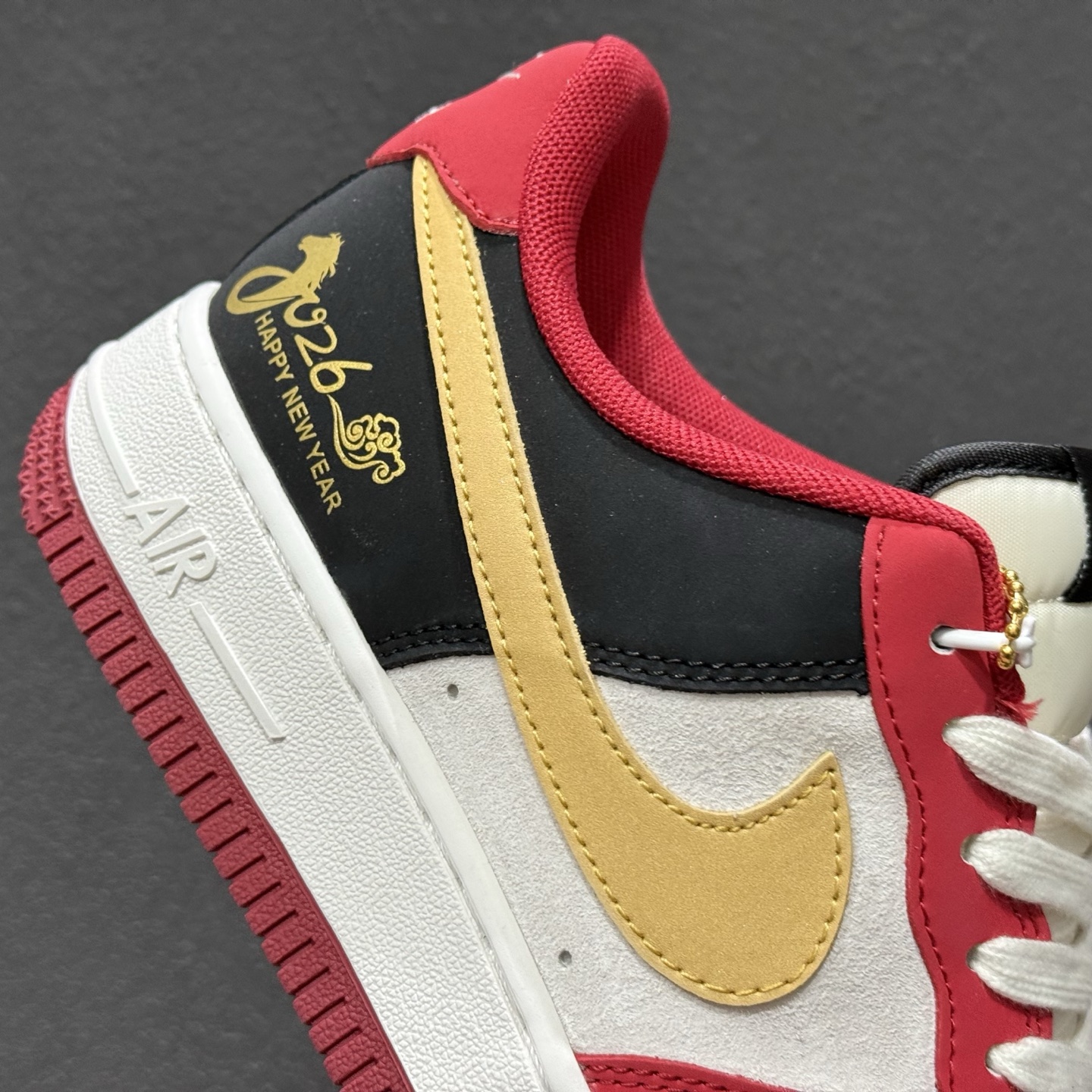 260 2026马年限定款Nike Air Force 1 炸街来袭红黑金撞色搭配鎏金Swoosh JP2026-139-Chinese UA Cheap High Quatity Brand Clothes Bags handbags Sneakers wholesale wholesaler seller from China Factory suppliers Fashion Clothing Shoes best Quality Beautiful Price 260 2026马年限定款Nike Air Force 1 炸街来袭红黑金撞色搭配鎏金Swoosh JP2026-139
