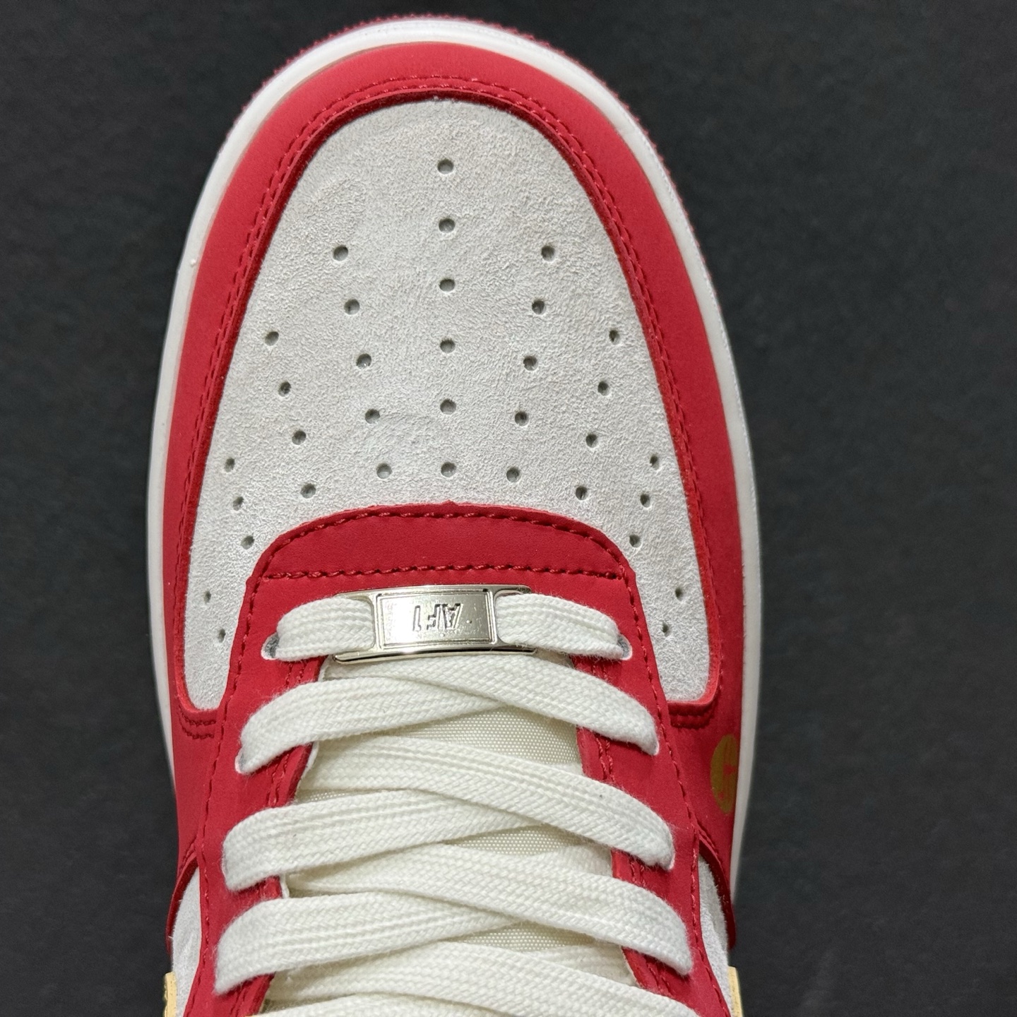 260 2026马年限定款Nike Air Force 1 炸街来袭红黑金撞色搭配鎏金Swoosh JP2026-139-Chinese UA Cheap High Quatity Brand Clothes Bags handbags Sneakers wholesale wholesaler seller from China Factory suppliers Fashion Clothing Shoes best Quality Beautiful Price 260 2026马年限定款Nike Air Force 1 炸街来袭红黑金撞色搭配鎏金Swoosh JP2026-139