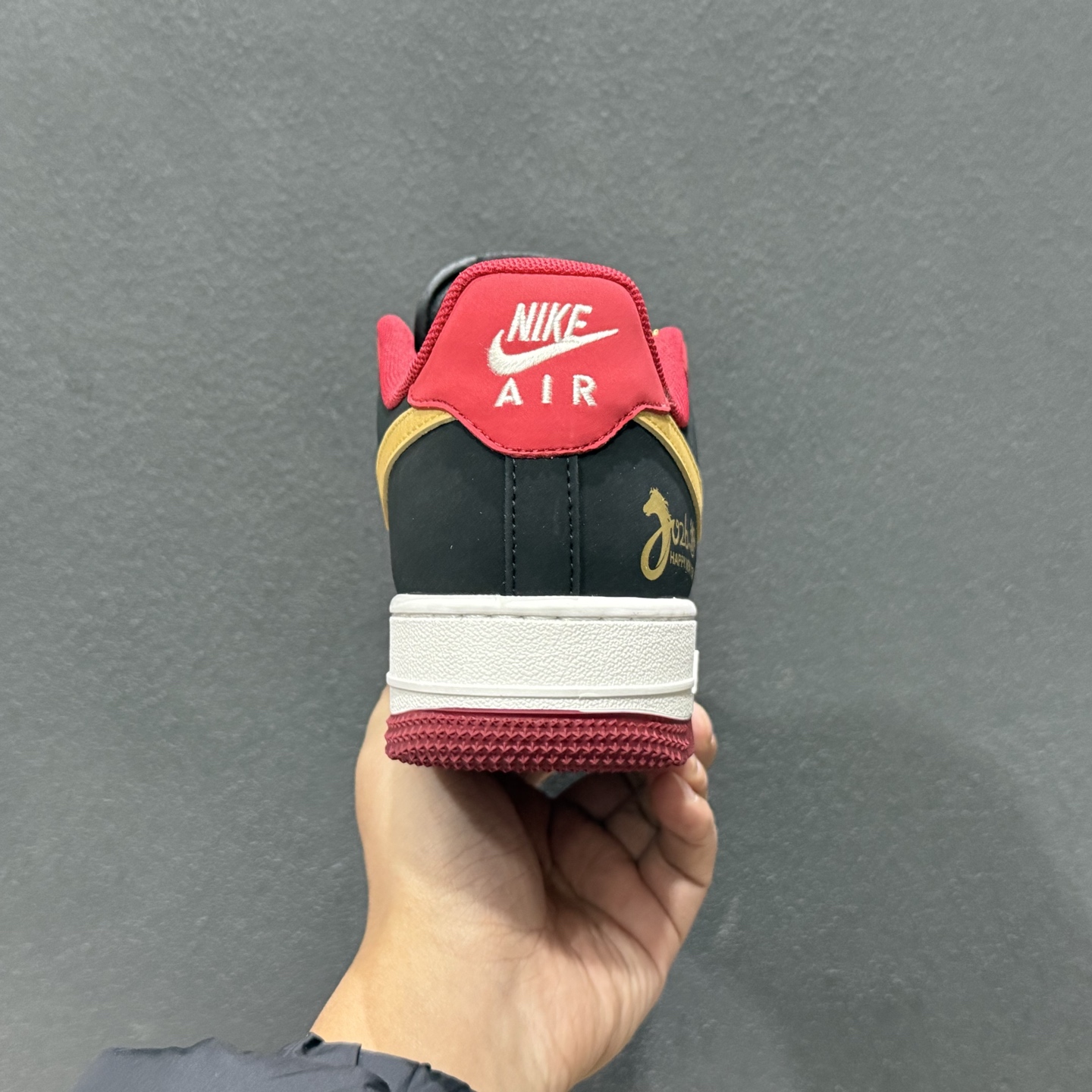 260 2026马年限定款Nike Air Force 1 炸街来袭红黑金撞色搭配鎏金Swoosh JP2026-139-Chinese UA Cheap High Quatity Brand Clothes Bags handbags Sneakers wholesale wholesaler seller from China Factory suppliers Fashion Clothing Shoes best Quality Beautiful Price 260 2026马年限定款Nike Air Force 1 炸街来袭红黑金撞色搭配鎏金Swoosh JP2026-139