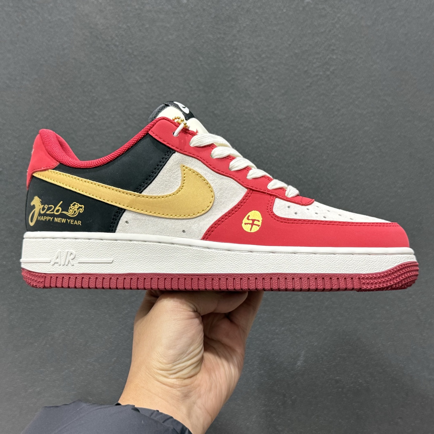 260 2026马年限定款Nike Air Force 1 炸街来袭红黑金撞色搭配鎏金Swoosh JP2026-139-Chinese UA Cheap High Quatity Brand Clothes Bags handbags Sneakers wholesale wholesaler seller from China Factory suppliers Fashion Clothing Shoes best Quality Beautiful Price 260 2026马年限定款Nike Air Force 1 炸街来袭红黑金撞色搭配鎏金Swoosh JP2026-139