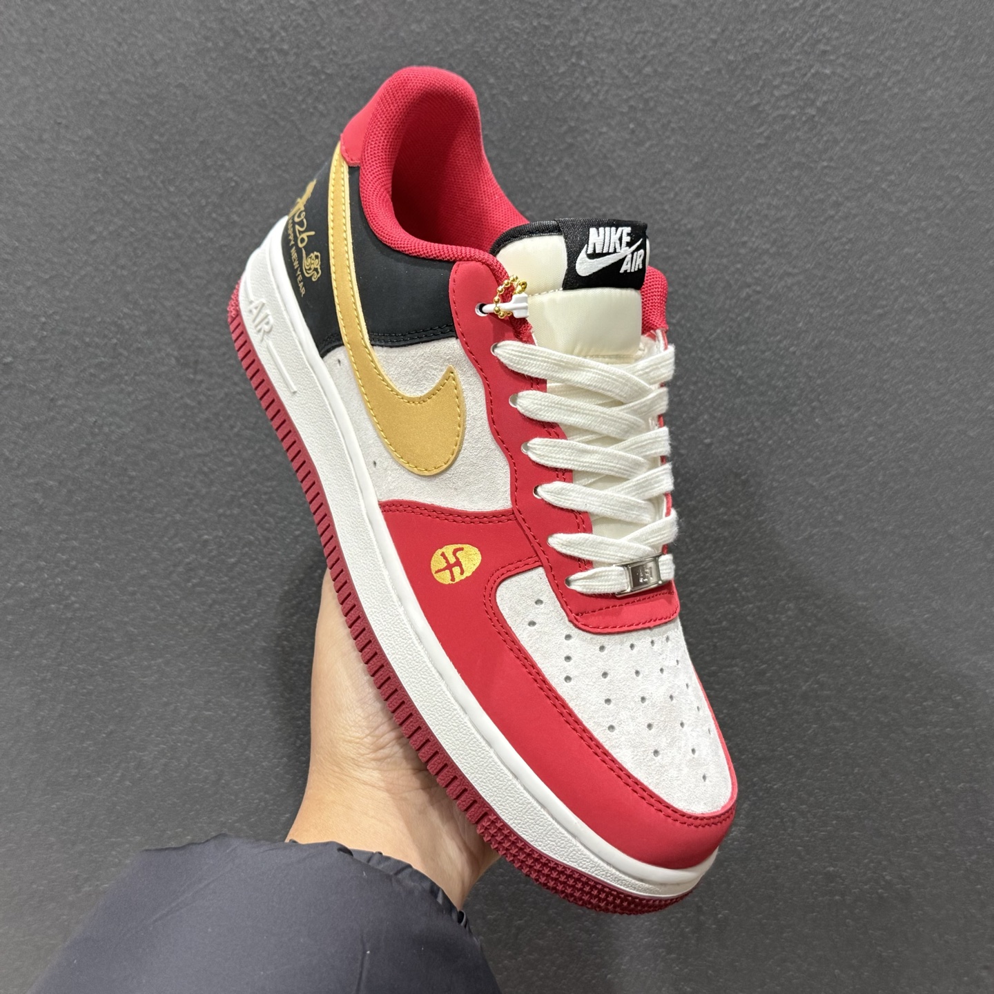 260 2026马年限定款Nike Air Force 1 炸街来袭红黑金撞色搭配鎏金Swoosh JP2026-139-Chinese UA Cheap High Quatity Brand Clothes Bags handbags Sneakers wholesale wholesaler seller from China Factory suppliers Fashion Clothing Shoes best Quality Beautiful Price 260 2026马年限定款Nike Air Force 1 炸街来袭红黑金撞色搭配鎏金Swoosh JP2026-139