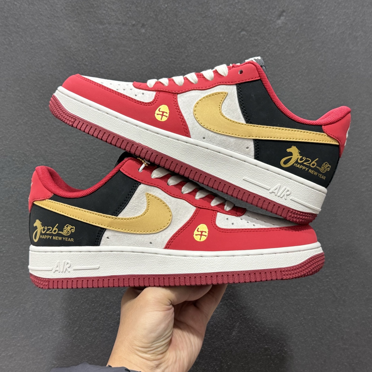 260 2026马年限定款Nike Air Force 1 炸街来袭红黑金撞色搭配鎏金Swoosh JP2026-139-Chinese UA Cheap High Quatity Brand Clothes Bags handbags Sneakers wholesale wholesaler seller from China Factory suppliers Fashion Clothing Shoes best Quality Beautiful Price 260 2026马年限定款Nike Air Force 1 炸街来袭红黑金撞色搭配鎏金Swoosh JP2026-139