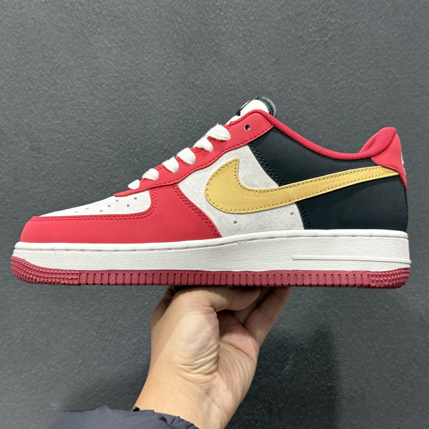 260 2026马年限定款Nike Air Force 1 炸街来袭红黑金撞色搭配鎏金Swoosh JP2026-139-Chinese UA Cheap High Quatity Brand Clothes Bags handbags Sneakers wholesale wholesaler seller from China Factory suppliers Fashion Clothing Shoes best Quality Beautiful Price 260 2026马年限定款Nike Air Force 1 炸街来袭红黑金撞色搭配鎏金Swoosh JP2026-139