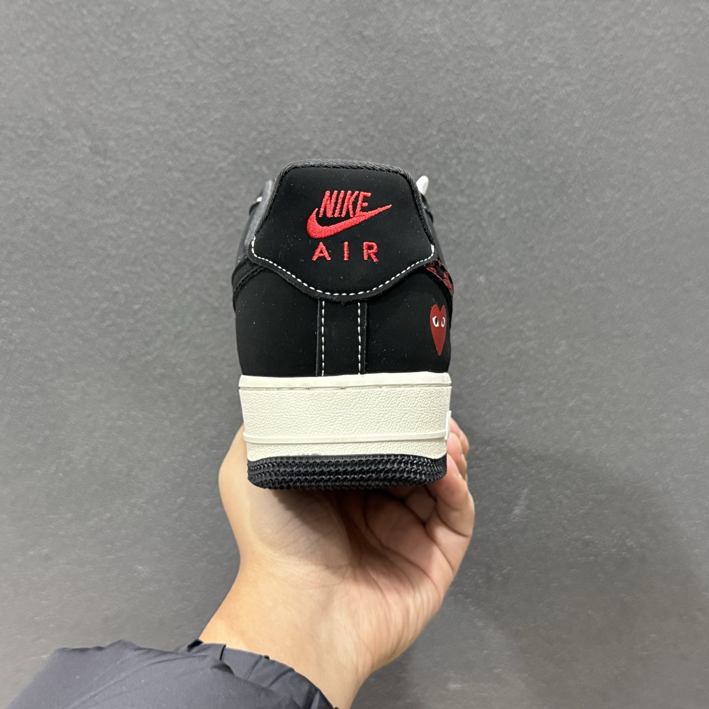260 Nike Air Force 1 '07 Low “川久保玲联名——磨砂黑红爱心”空军一号 高端定制 低帮 运动鞋 LD1999-007-Chinese UA Cheap High Quatity Brand Clothes Bags handbags Sneakers wholesale wholesaler seller from China Factory suppliers Fashion Clothing Shoes best Quality Beautiful Price 260 Nike Air Force 1 '07 Low “川久保玲联名——磨砂黑红爱心”空军一号 高端定制 低帮 运动鞋 LD1999-007