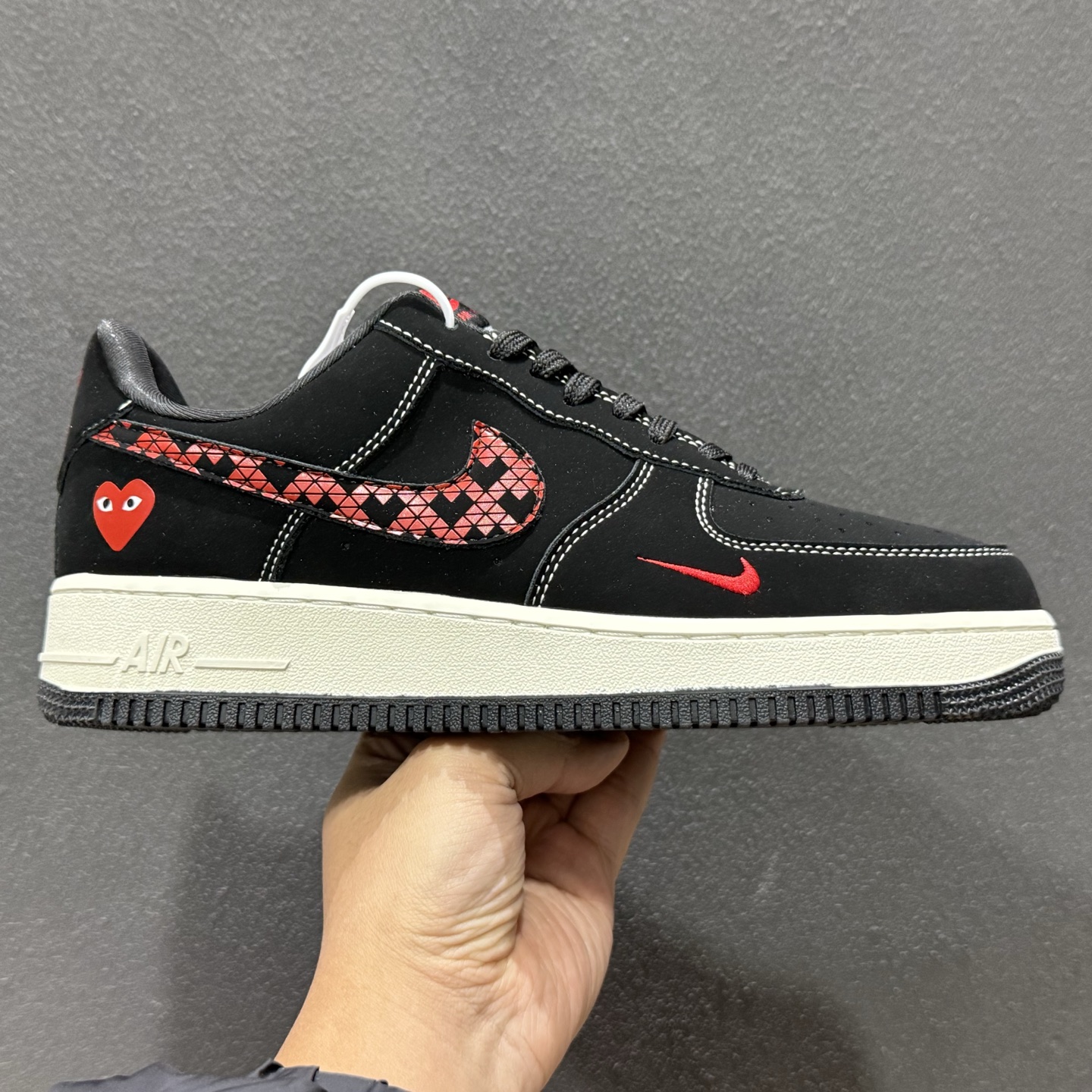 260 Nike Air Force 1 '07 Low “川久保玲联名——磨砂黑红爱心”空军一号 高端定制 低帮 运动鞋 LD1999-007-Chinese UA Cheap High Quatity Brand Clothes Bags handbags Sneakers wholesale wholesaler seller from China Factory suppliers Fashion Clothing Shoes best Quality Beautiful Price 260 Nike Air Force 1 '07 Low “川久保玲联名——磨砂黑红爱心”空军一号 高端定制 低帮 运动鞋 LD1999-007